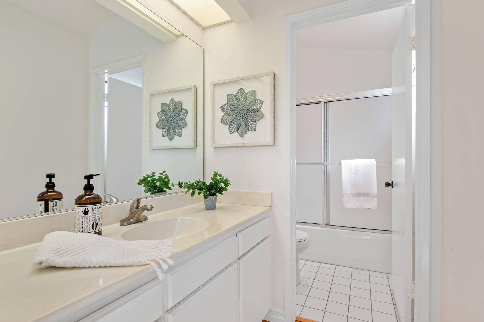 Santa Barbara, California 93111, United States, 2 Bedrooms Bedrooms, ,2 BathroomsBathrooms,Residential,Pending,126258