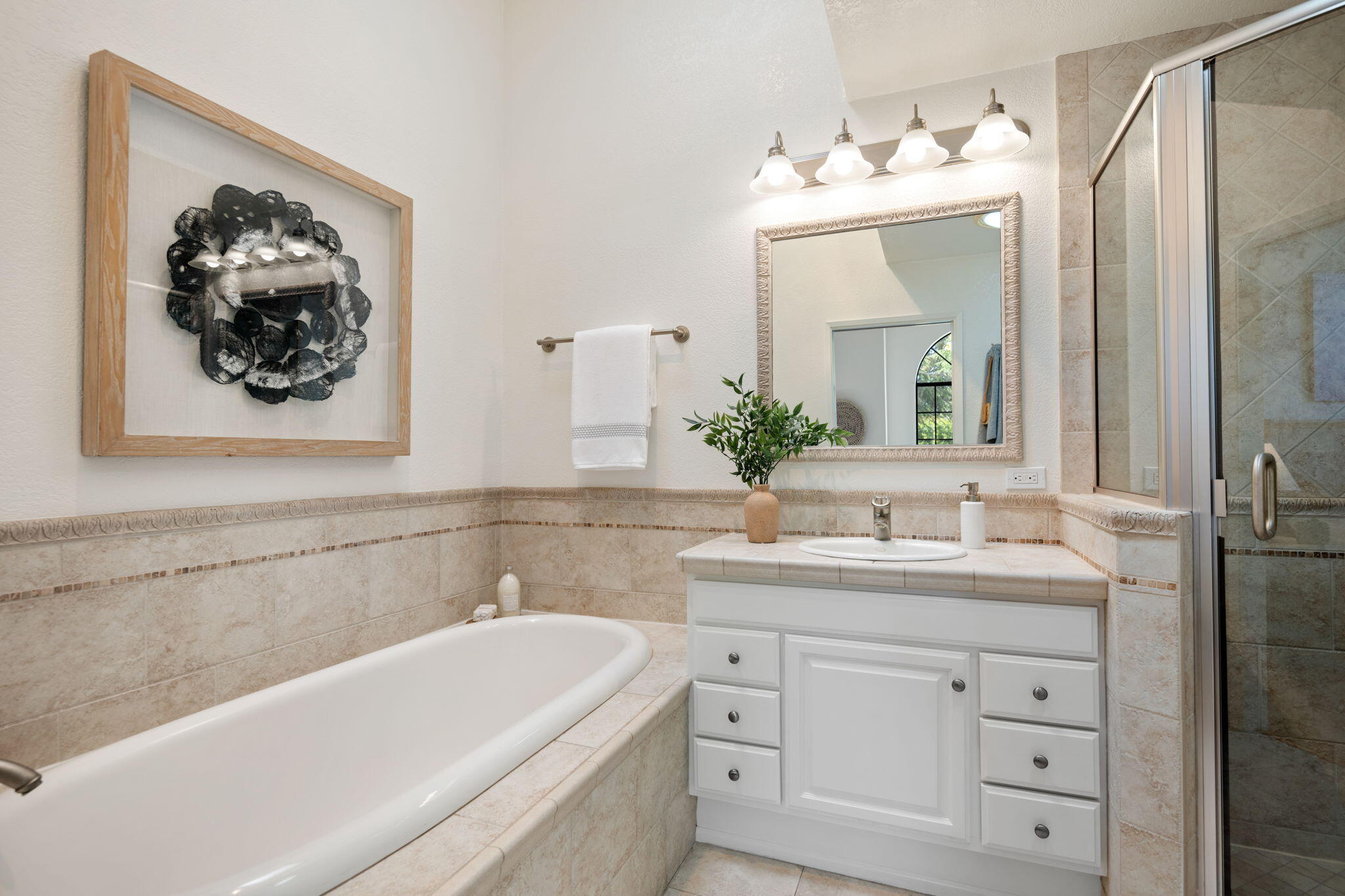 Santa Barbara, California 93111, United States, 2 Bedrooms Bedrooms, ,2 BathroomsBathrooms,Residential,Pending,126258