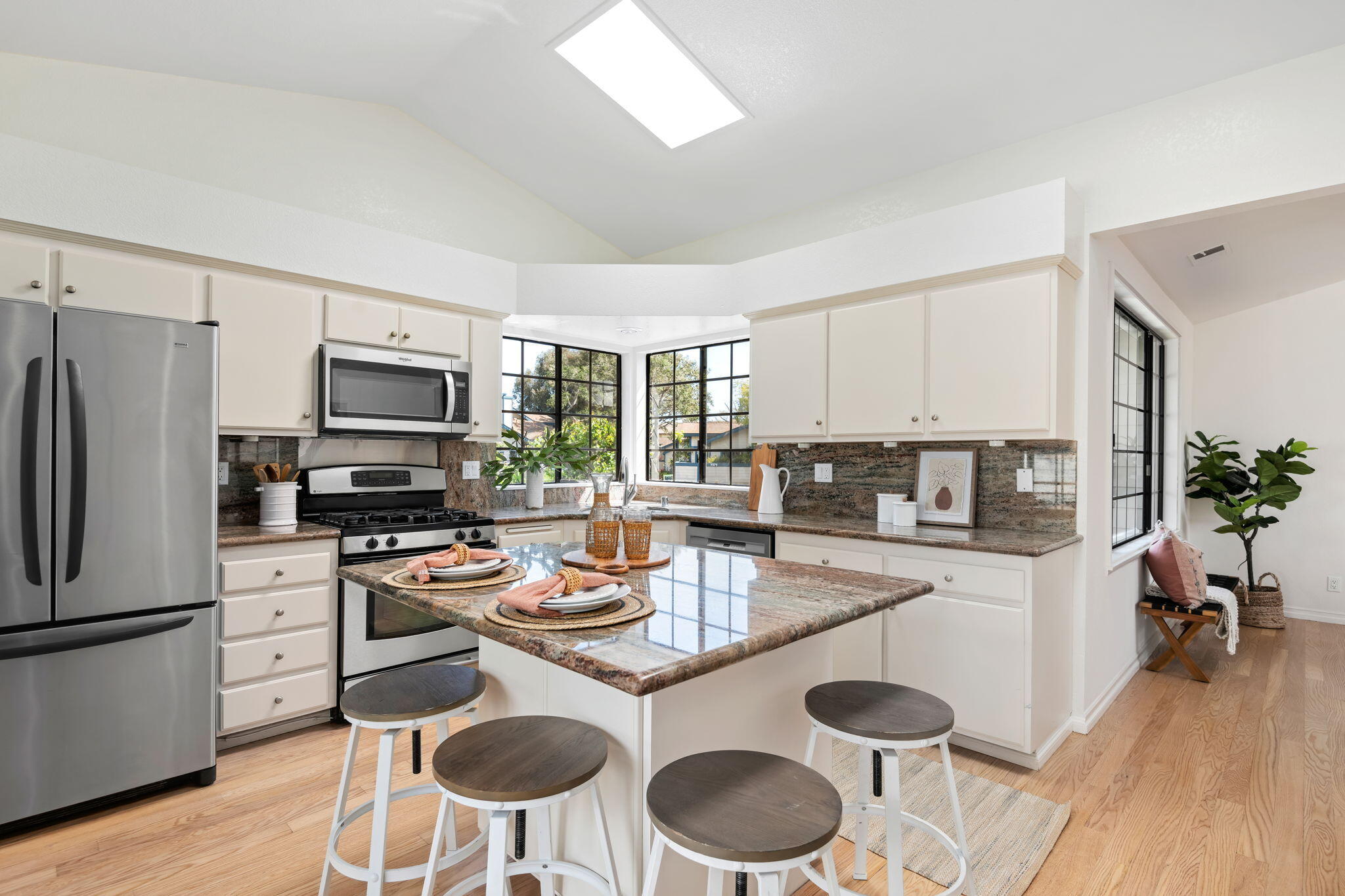 Santa Barbara, California 93111, United States, 2 Bedrooms Bedrooms, ,2 BathroomsBathrooms,Residential,Pending,126258