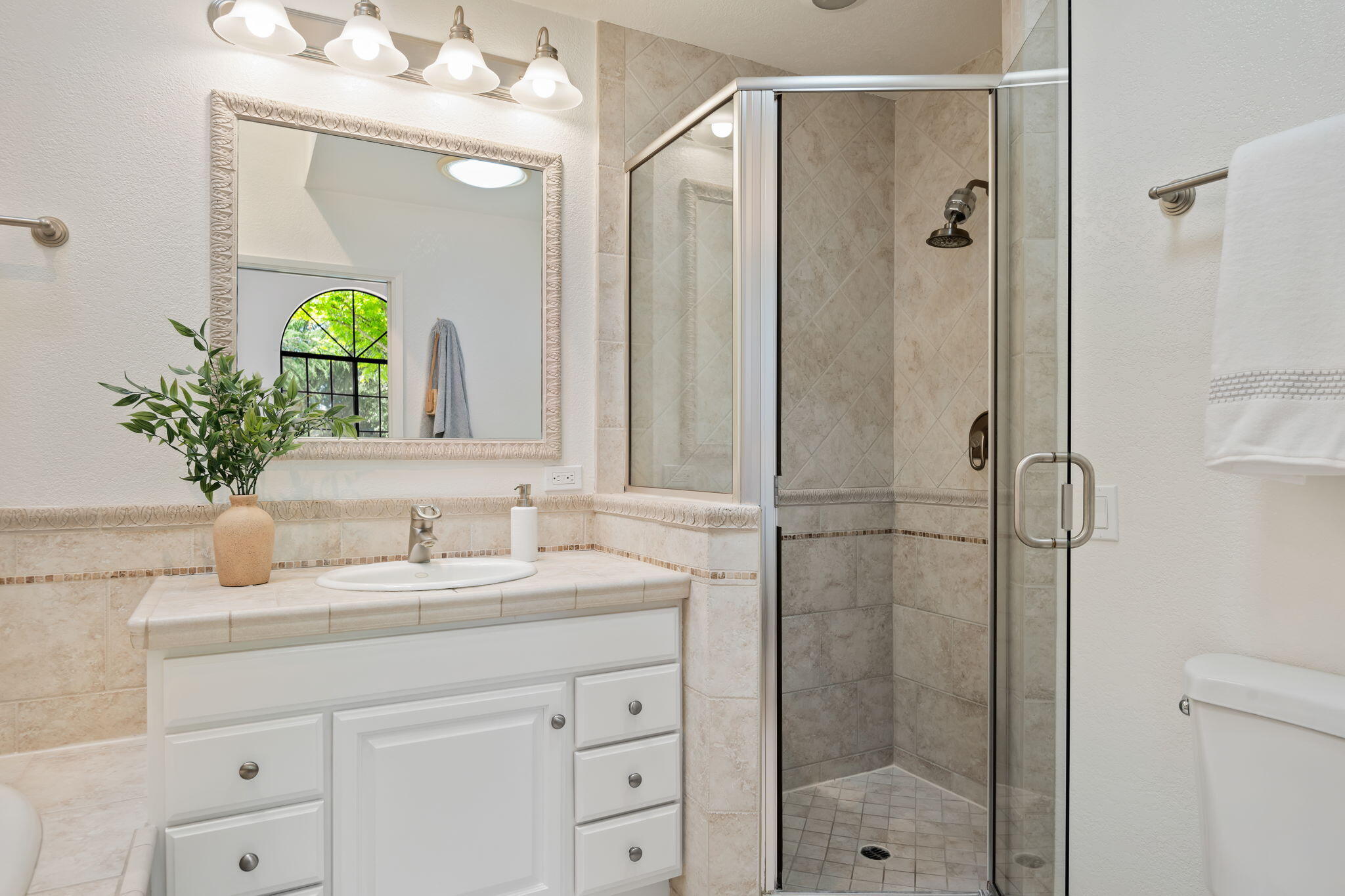 Santa Barbara, California 93111, United States, 2 Bedrooms Bedrooms, ,2 BathroomsBathrooms,Residential,Pending,126258