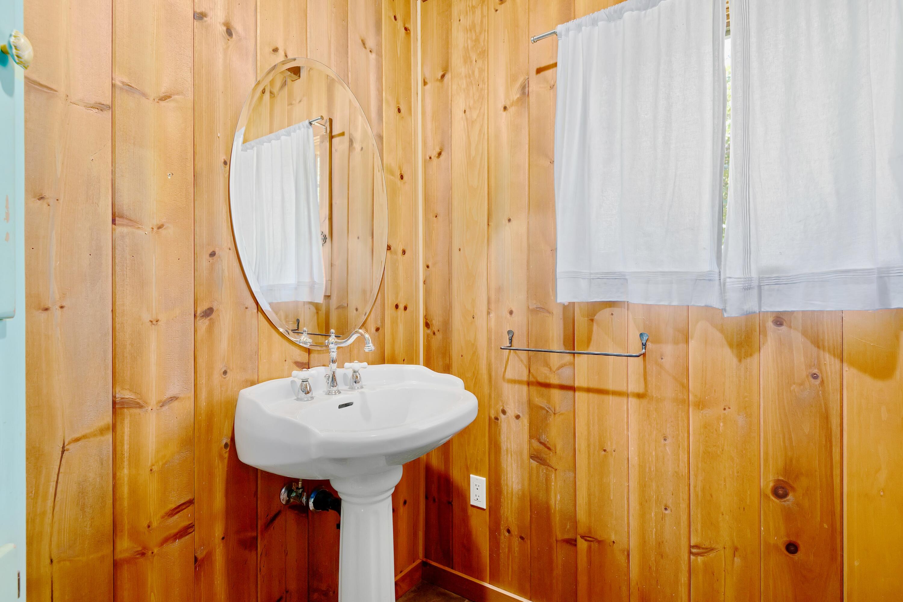 Santa Barbara, California 93105, United States, 1 Bedroom Bedrooms, ,1 BathroomBathrooms,Residential,Pending,77819