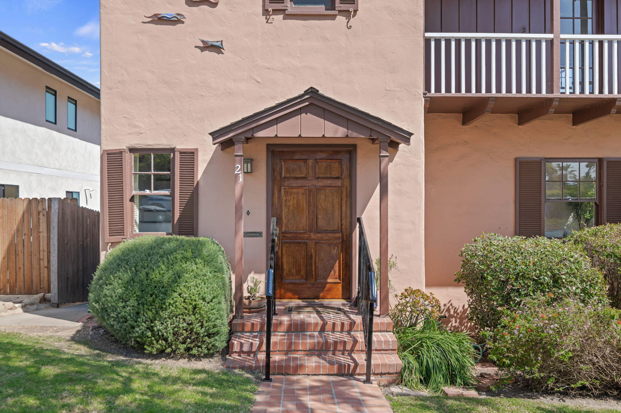 21 W Quinto Street
