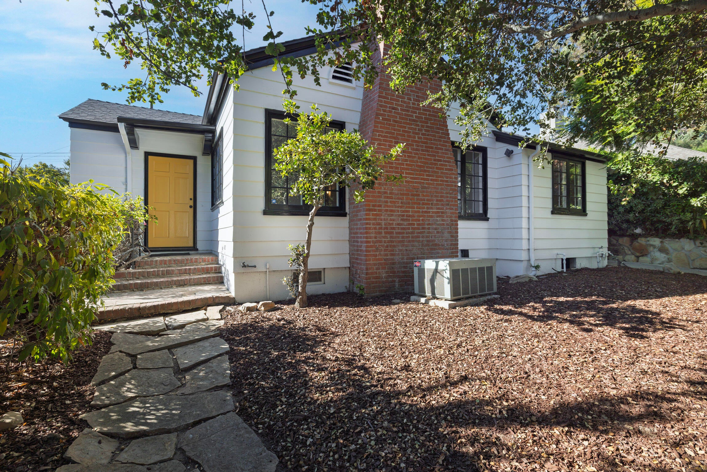 425 E Padre Street