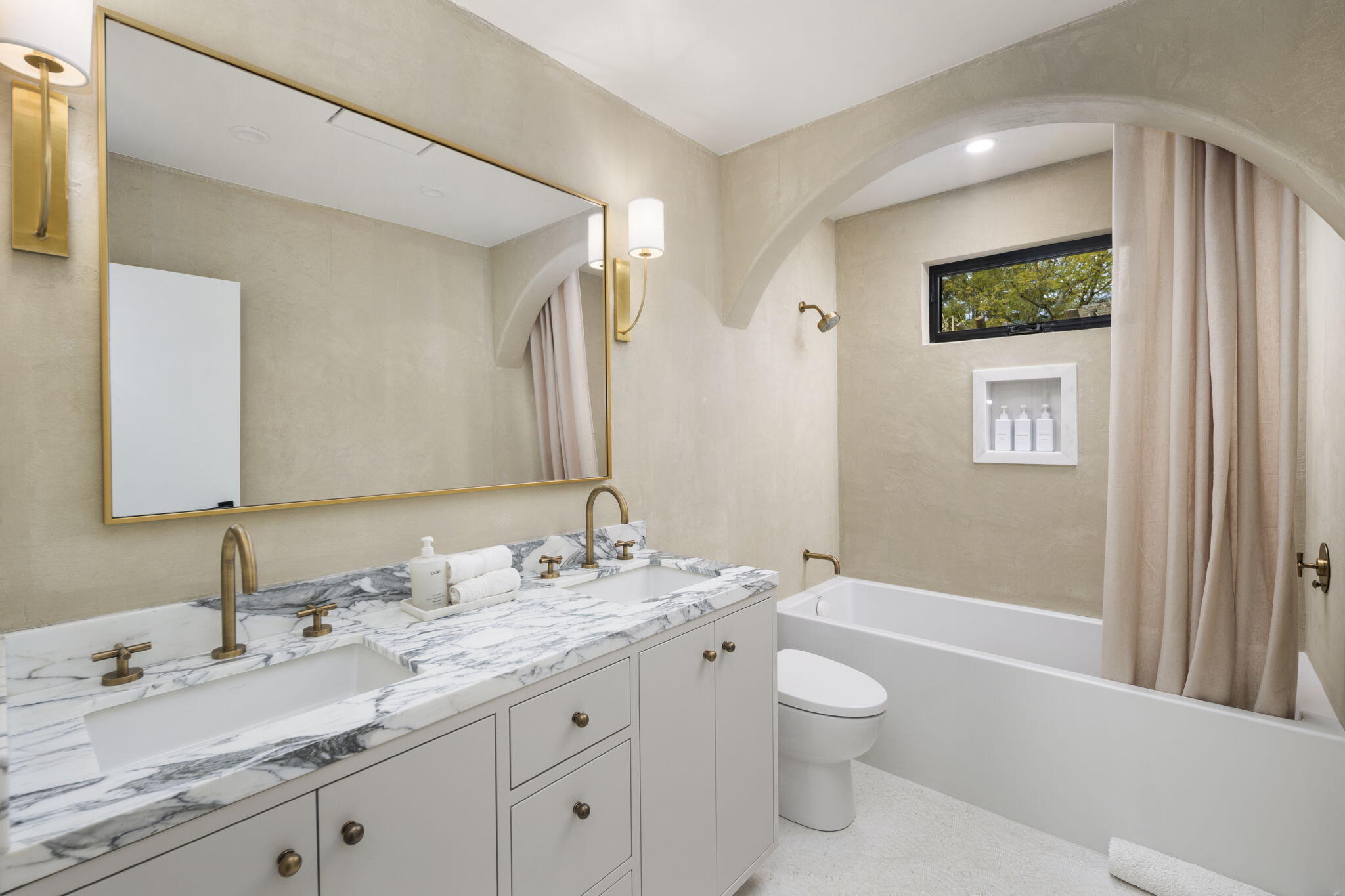 Santa Barbara, California 93105, United States, 4 Bedrooms Bedrooms, ,3 BathroomsBathrooms,Residential,Active,90134