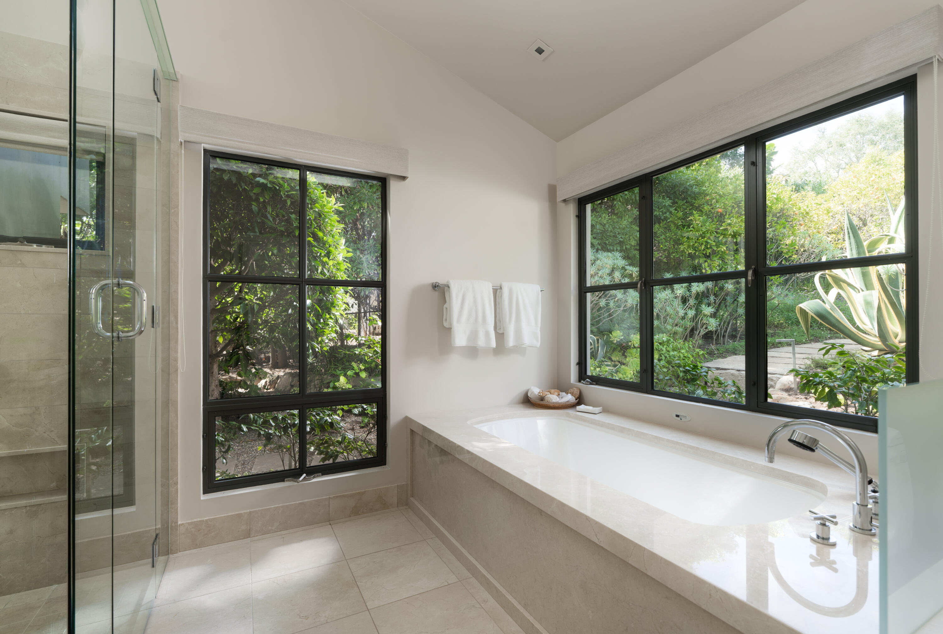 Montecito, California 93108, United States, 3 Bedrooms Bedrooms, ,4 BathroomsBathrooms,Residential,Active,214134