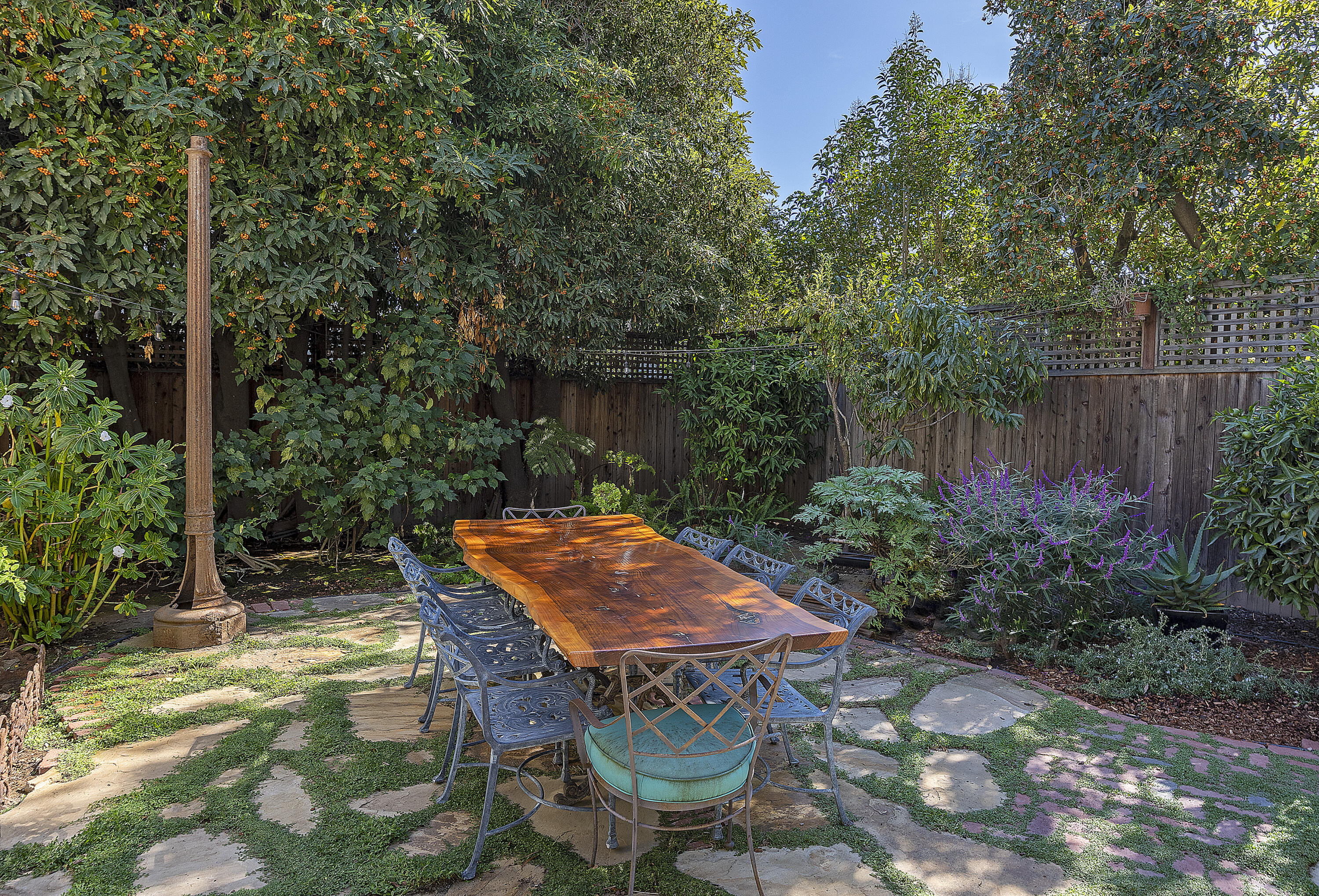 Santa Barbara, California 93101, United States, 4 Bedrooms Bedrooms, ,3 BathroomsBathrooms,Residential,Active,17104