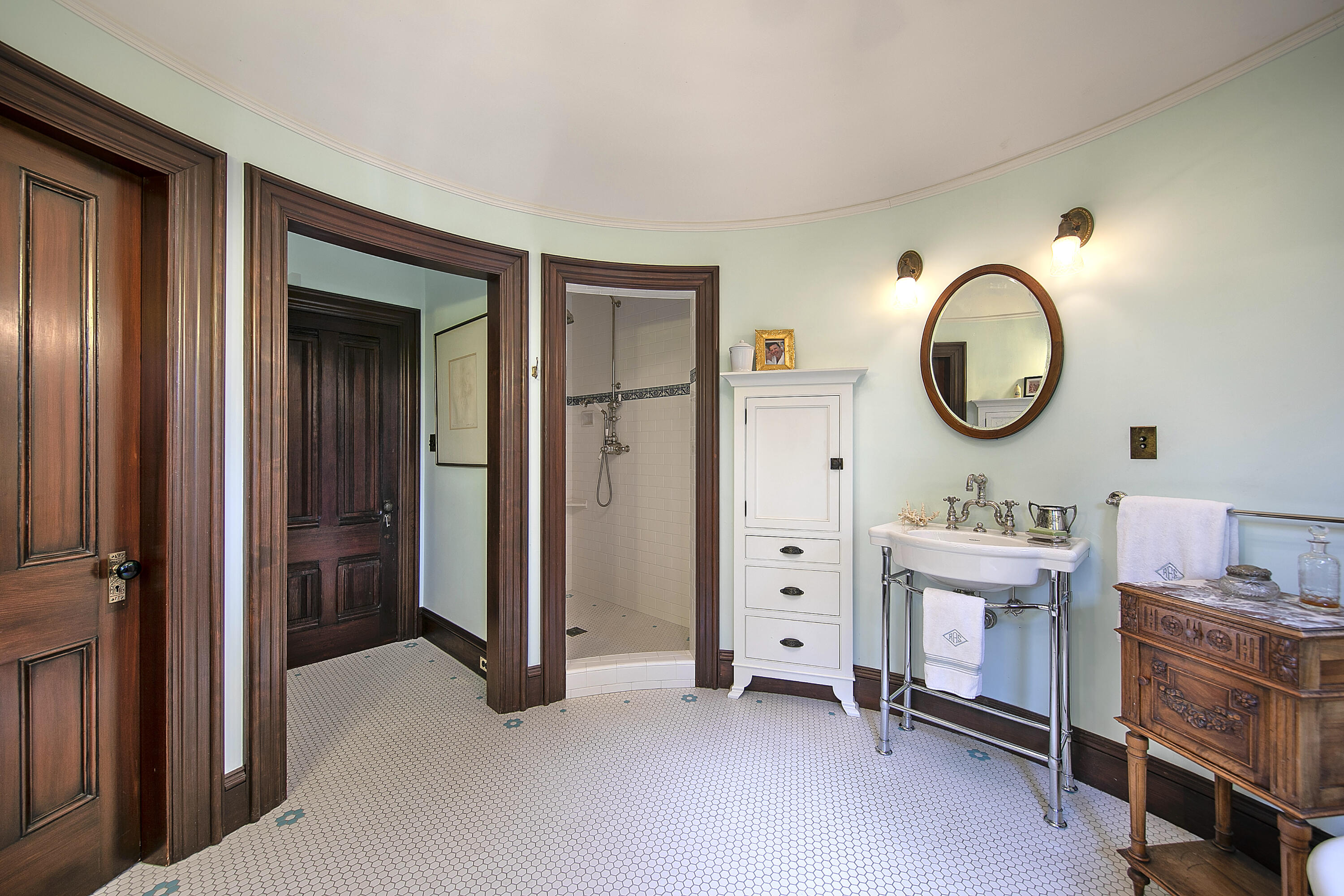 Santa Barbara, California 93101, United States, 4 Bedrooms Bedrooms, ,3 BathroomsBathrooms,Residential,Active,17104