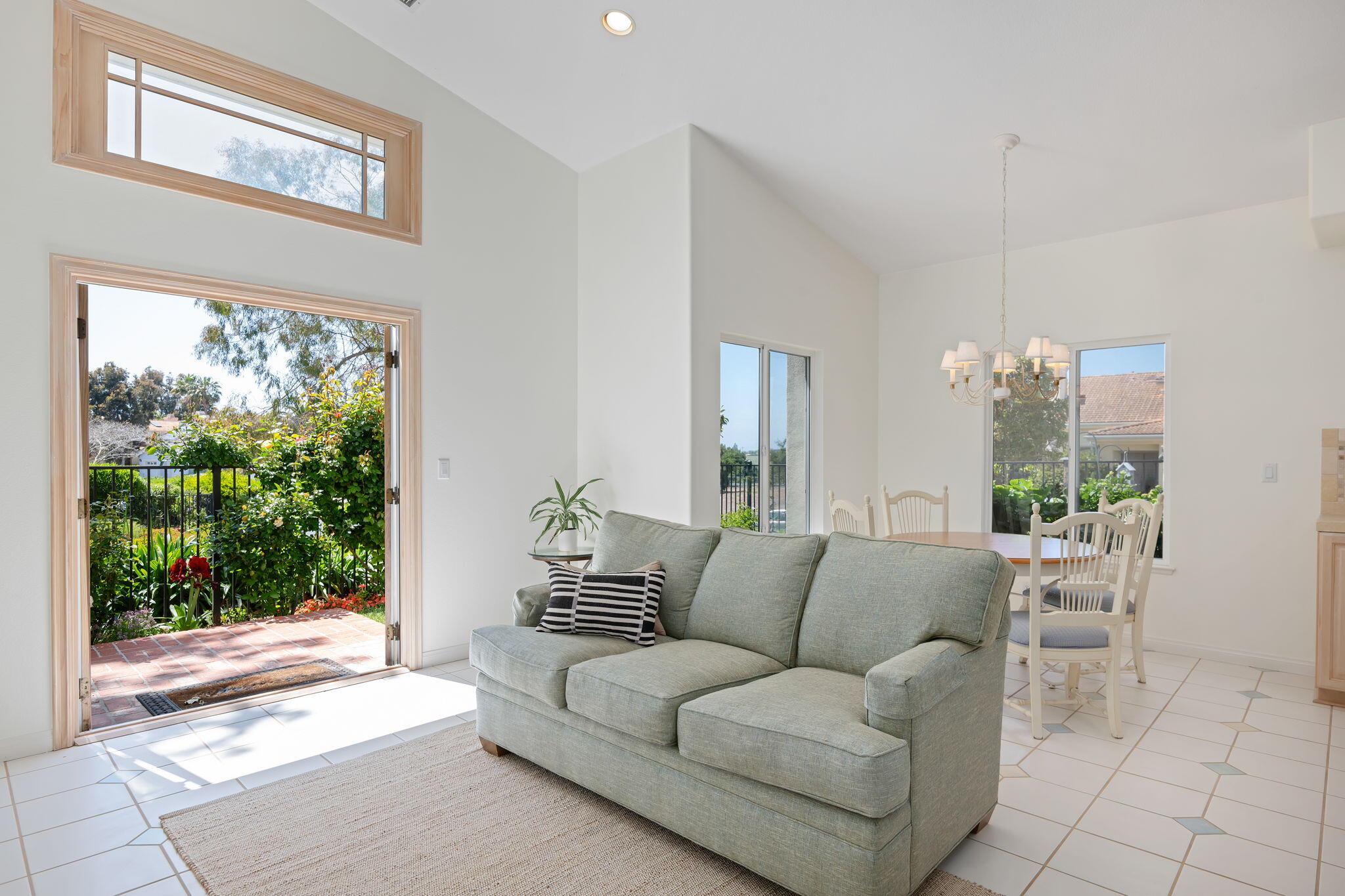 Goleta, California 93117, United States, 4 Bedrooms Bedrooms, ,3 BathroomsBathrooms,Residential,Pending,114640