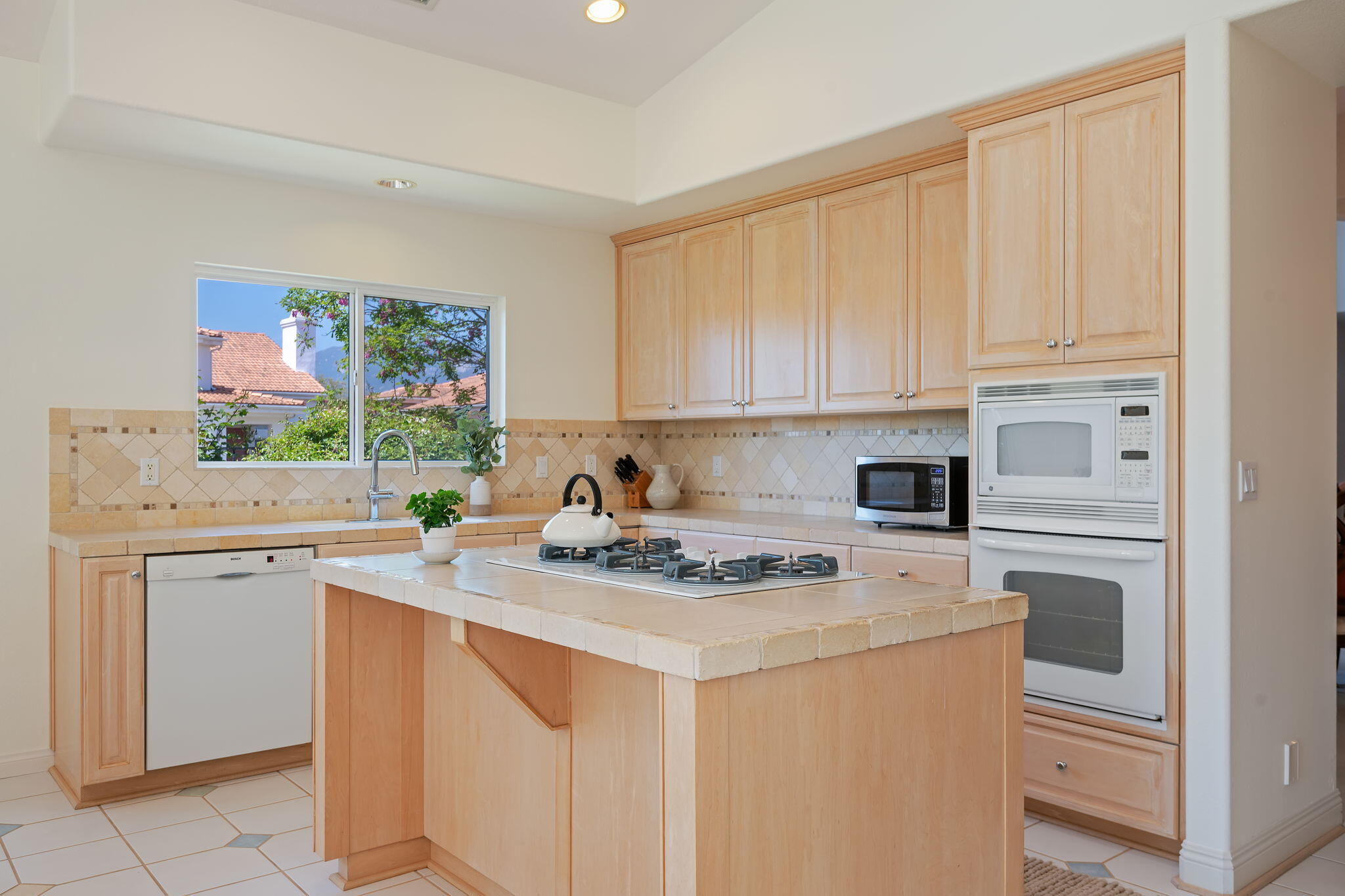 Goleta, California 93117, United States, 4 Bedrooms Bedrooms, ,3 BathroomsBathrooms,Residential,Pending,114640