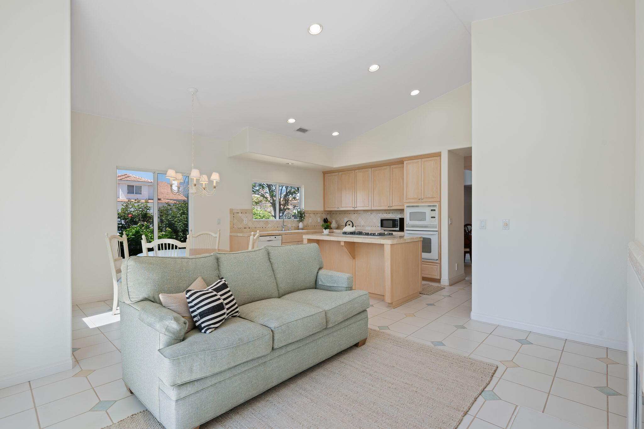 Goleta, California 93117, United States, 4 Bedrooms Bedrooms, ,3 BathroomsBathrooms,Residential,Pending,114640