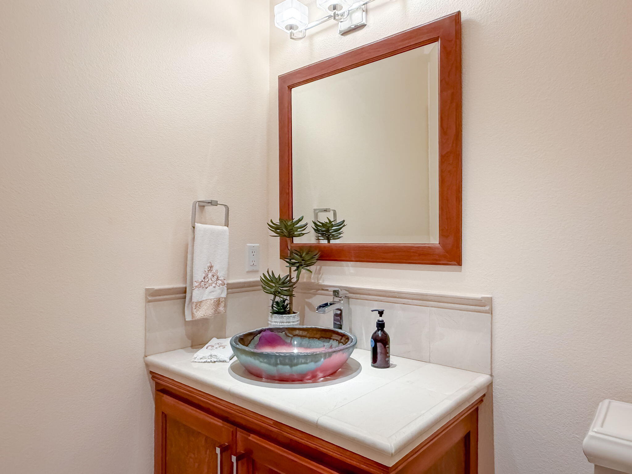 Goleta, California 93117, United States, 4 Bedrooms Bedrooms, ,3 BathroomsBathrooms,Residential,Pending,114640