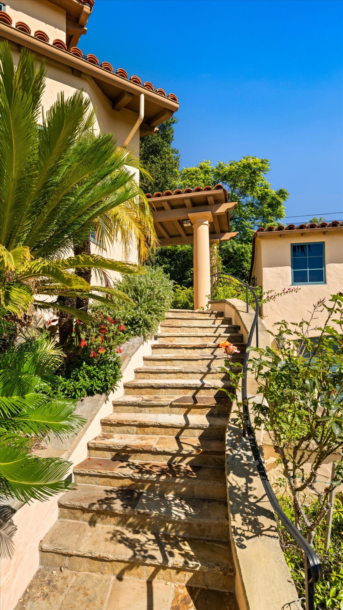 Santa Barbara, California 93103, United States, 5 Bedrooms Bedrooms, ,6 BathroomsBathrooms,Residential,Active,41046