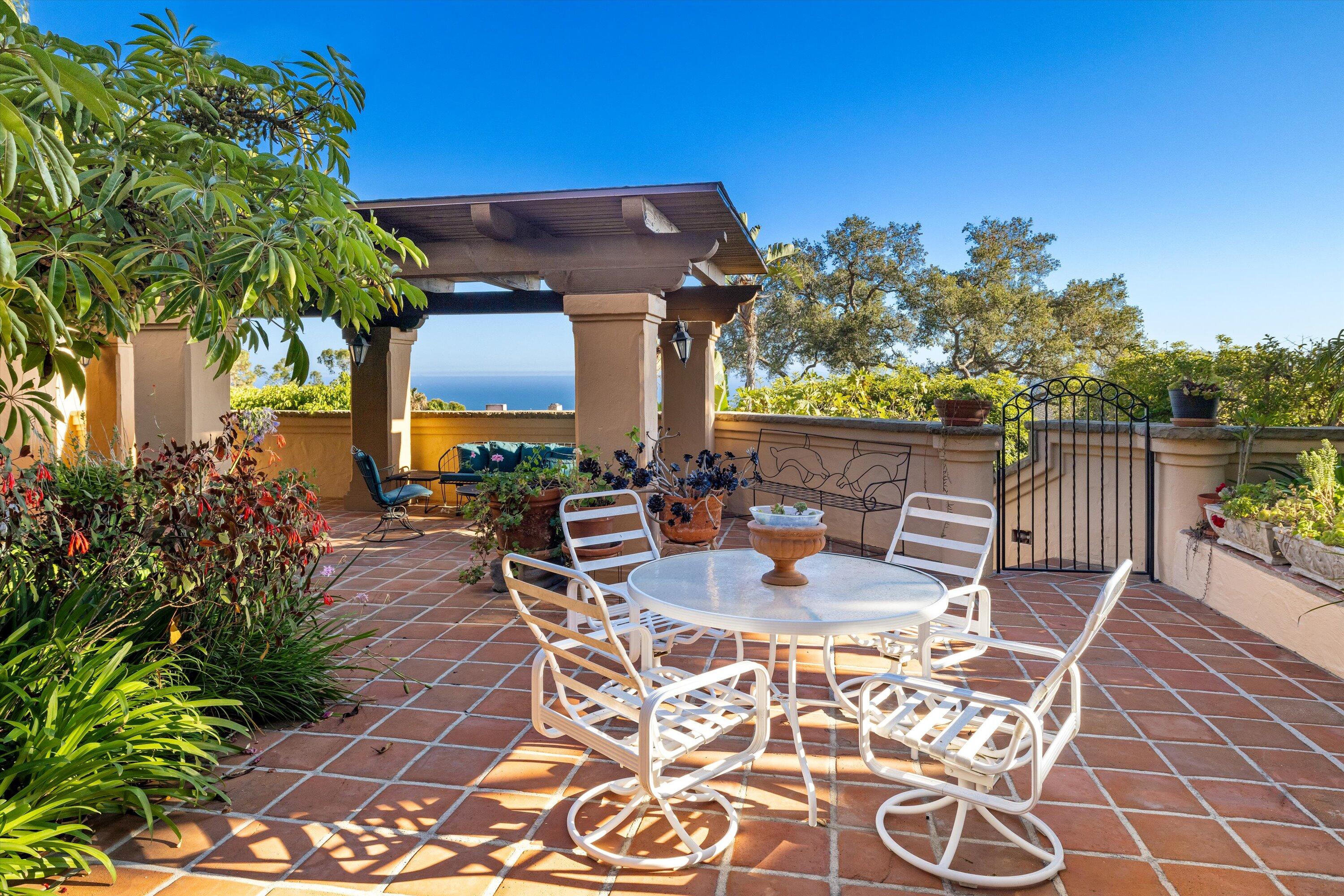 Santa Barbara, California 93103, United States, 5 Bedrooms Bedrooms, ,6 BathroomsBathrooms,Residential,Active,41046