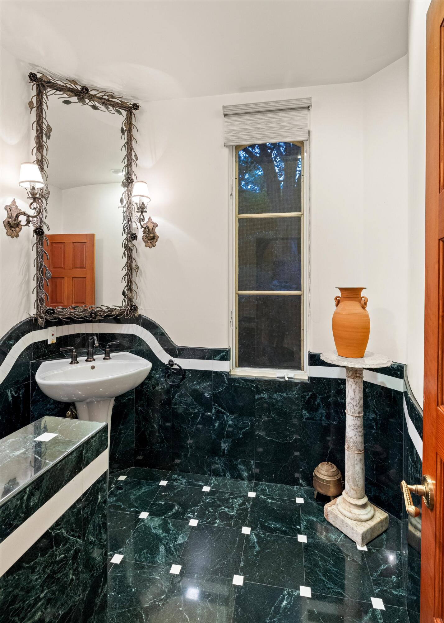 Santa Barbara, California 93103, United States, 5 Bedrooms Bedrooms, ,6 BathroomsBathrooms,Residential,Active,41046