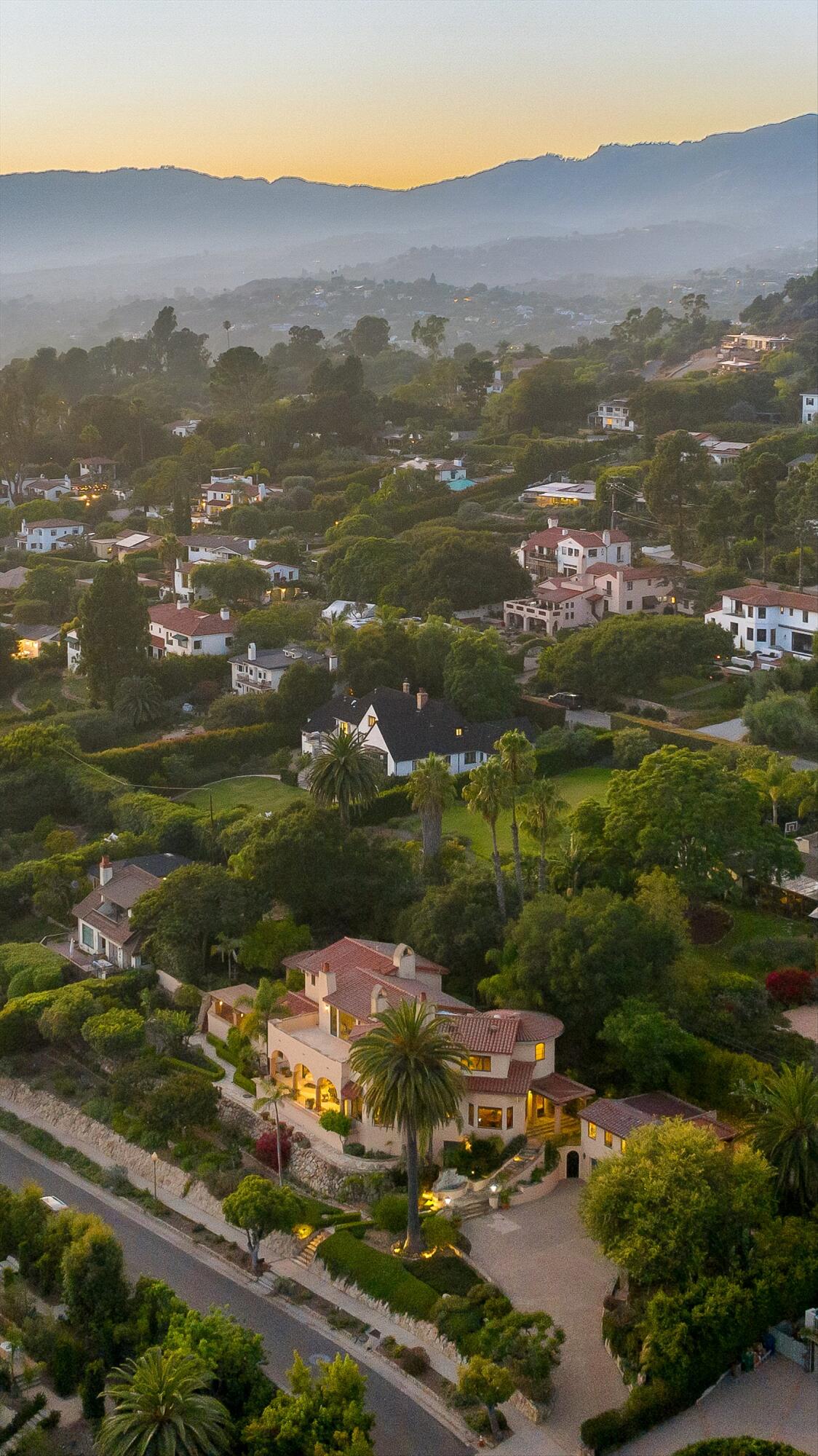 Santa Barbara, California 93103, United States, 5 Bedrooms Bedrooms, ,6 BathroomsBathrooms,Residential,Active,41046