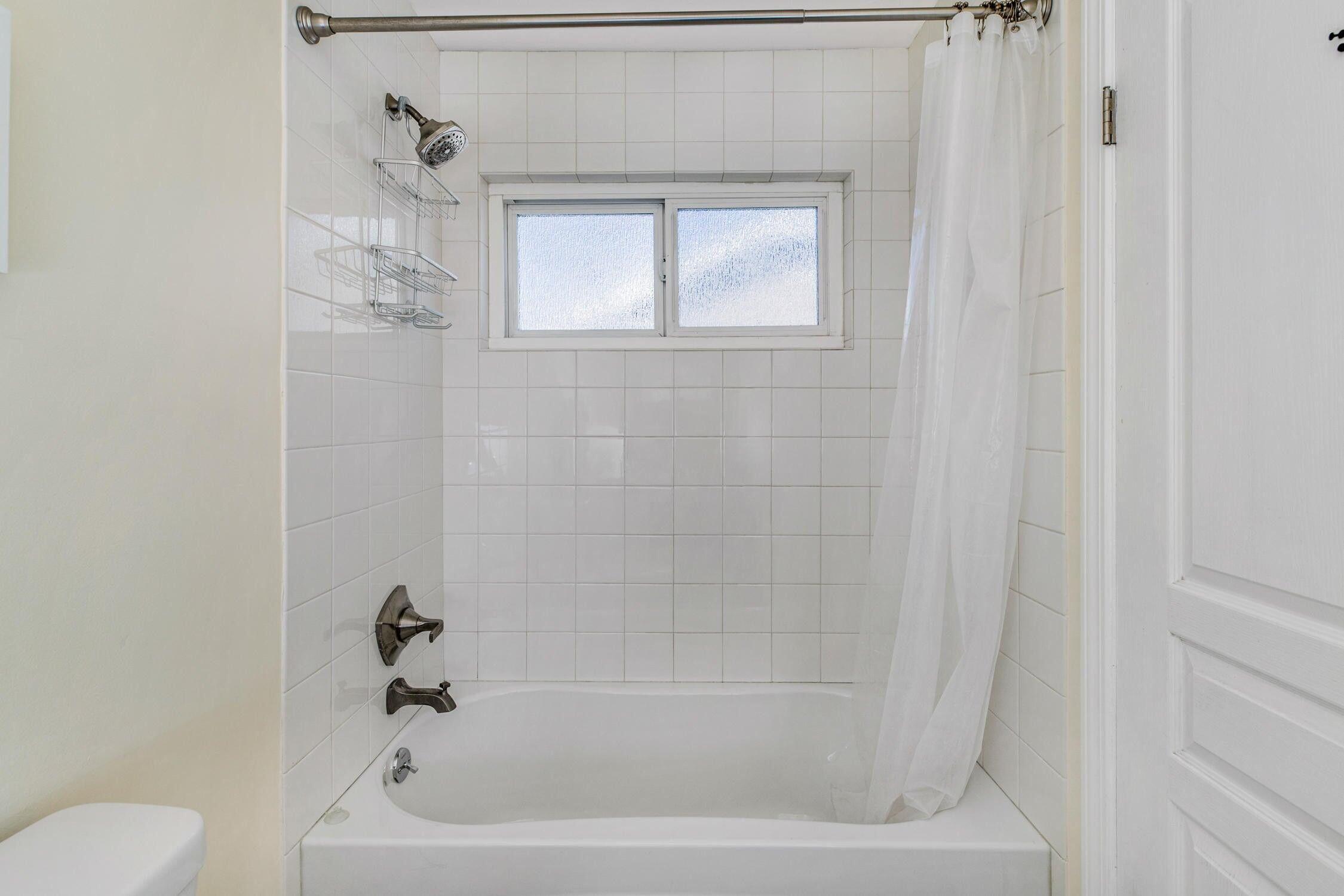 Santa Barbara, California 93101, United States, 2 Bedrooms Bedrooms, ,2 BathroomsBathrooms,Residential,Active,233095