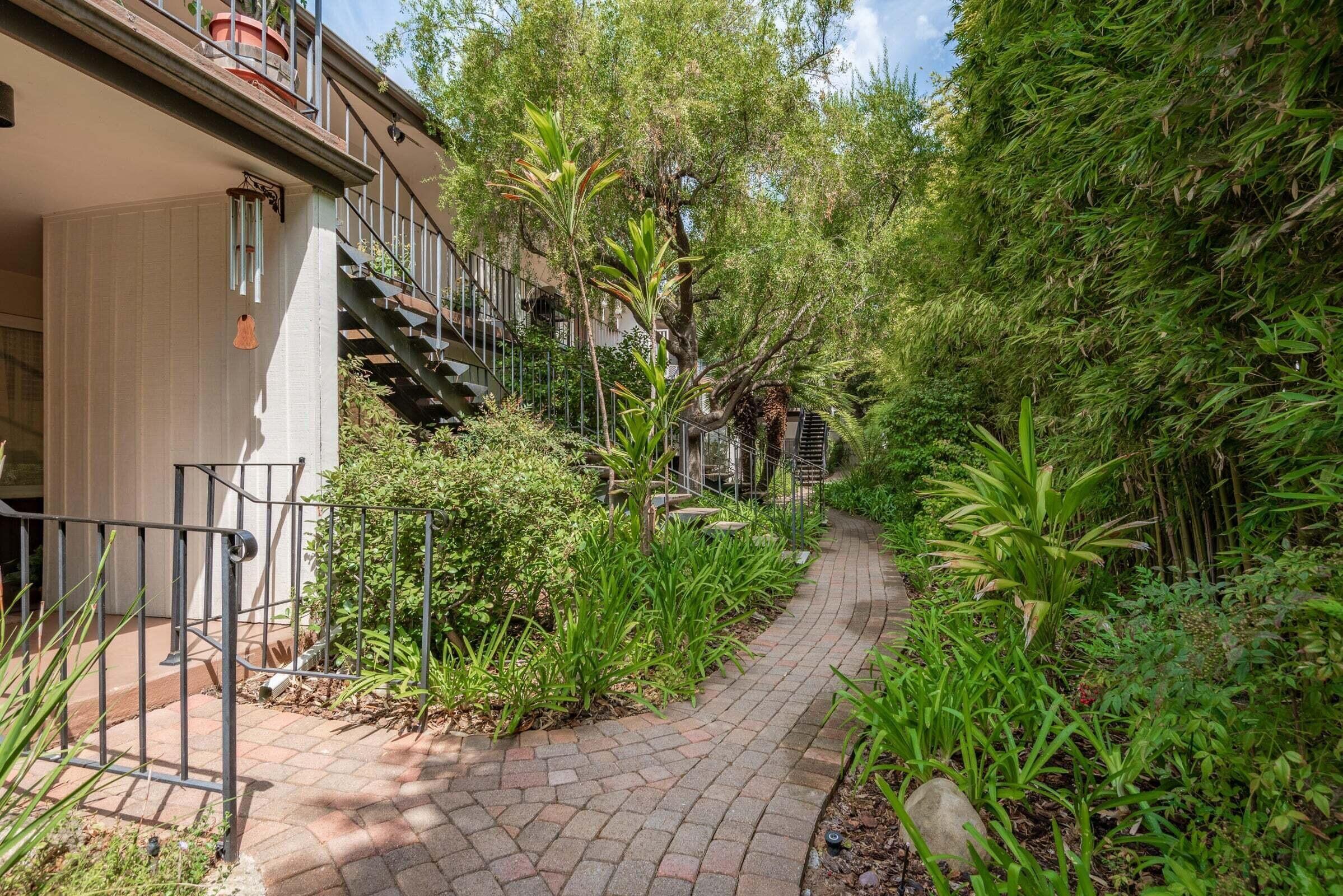 Santa Barbara, California 93101, United States, 2 Bedrooms Bedrooms, ,2 BathroomsBathrooms,Residential,Active,233095