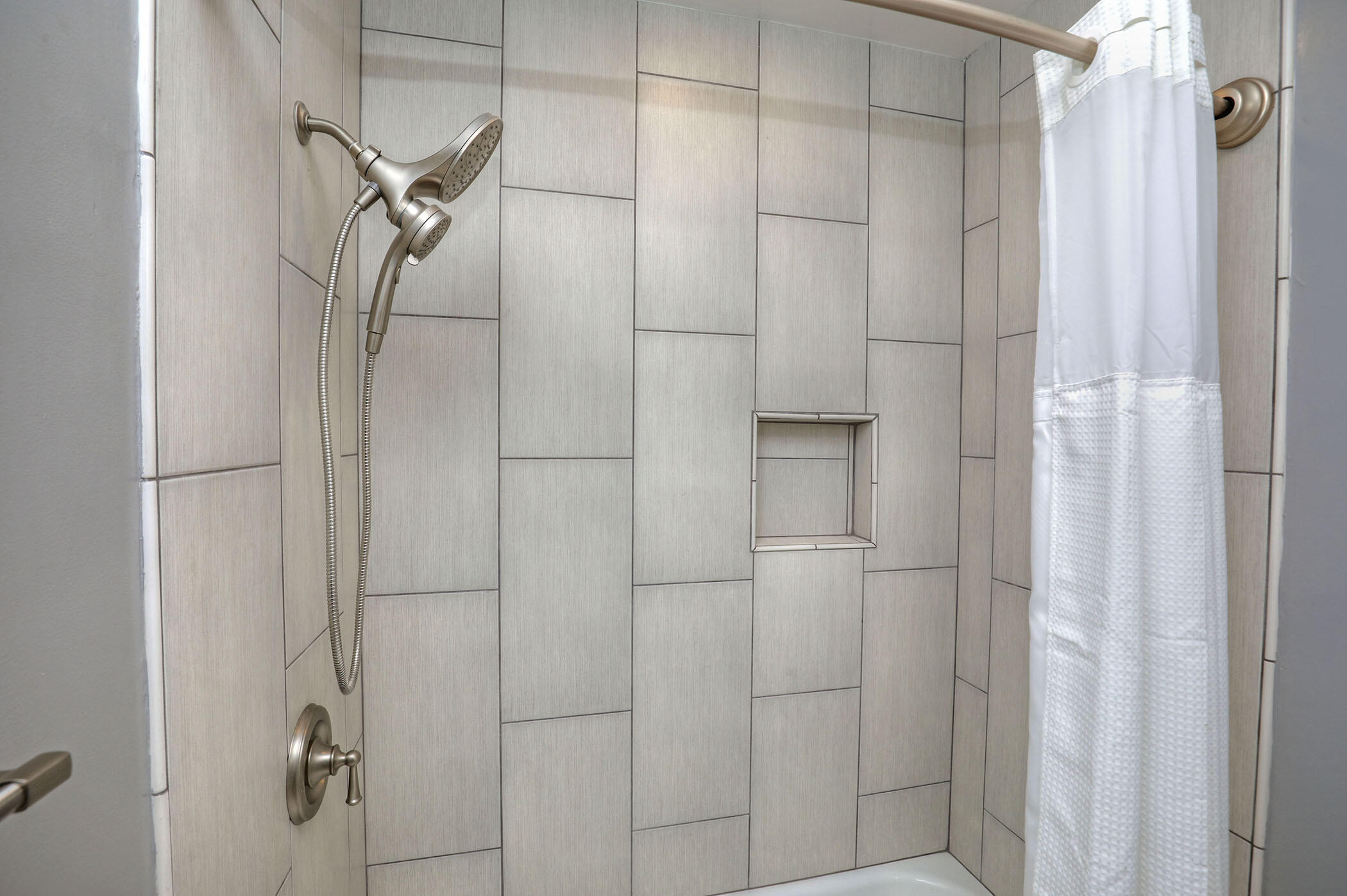 Santa Barbara, California 93101, United States, 2 Bedrooms Bedrooms, ,2 BathroomsBathrooms,Residential,Active,170434