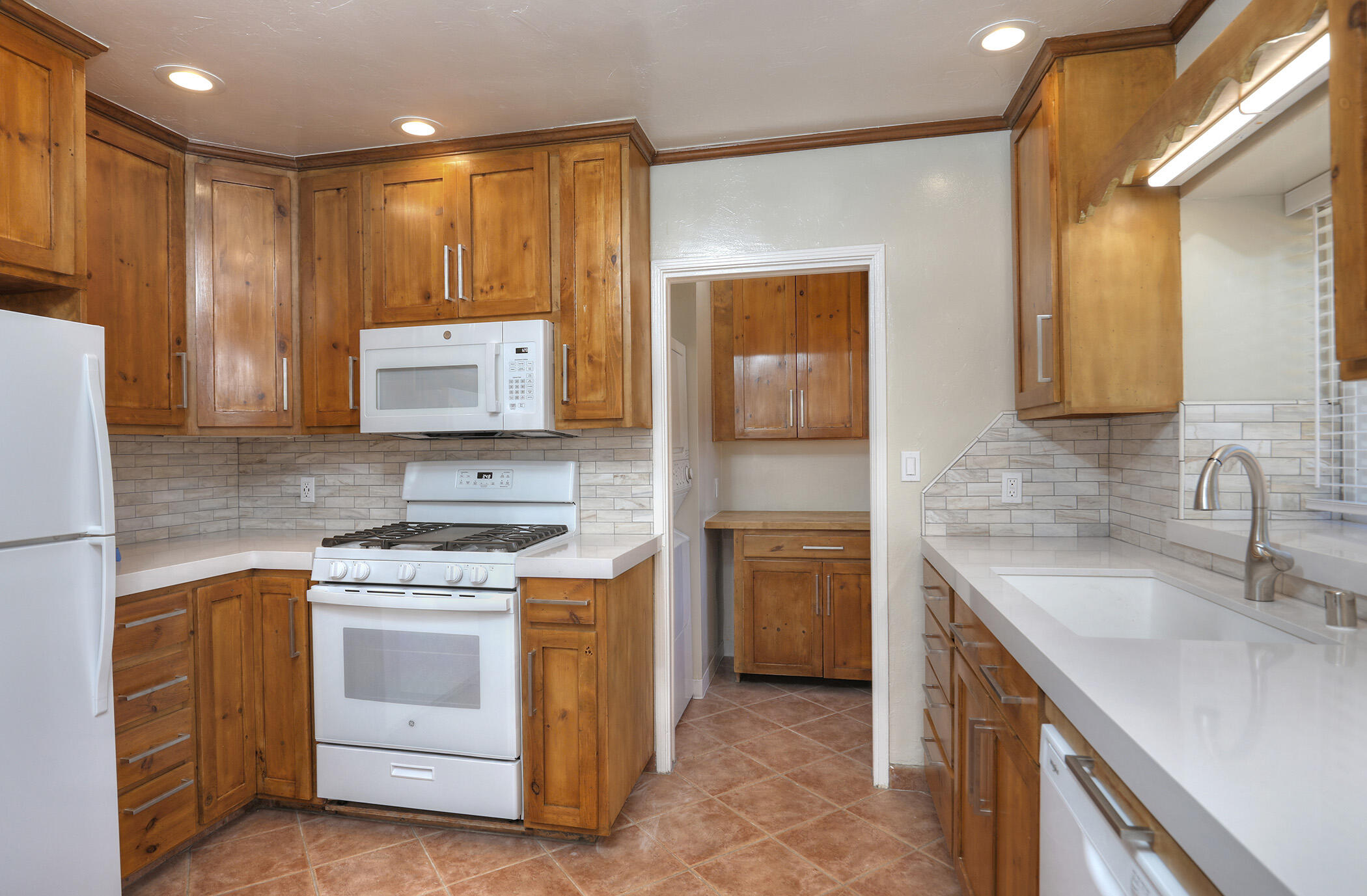 Santa Barbara, California 93101, United States, 2 Bedrooms Bedrooms, ,2 BathroomsBathrooms,Residential,Active,170434