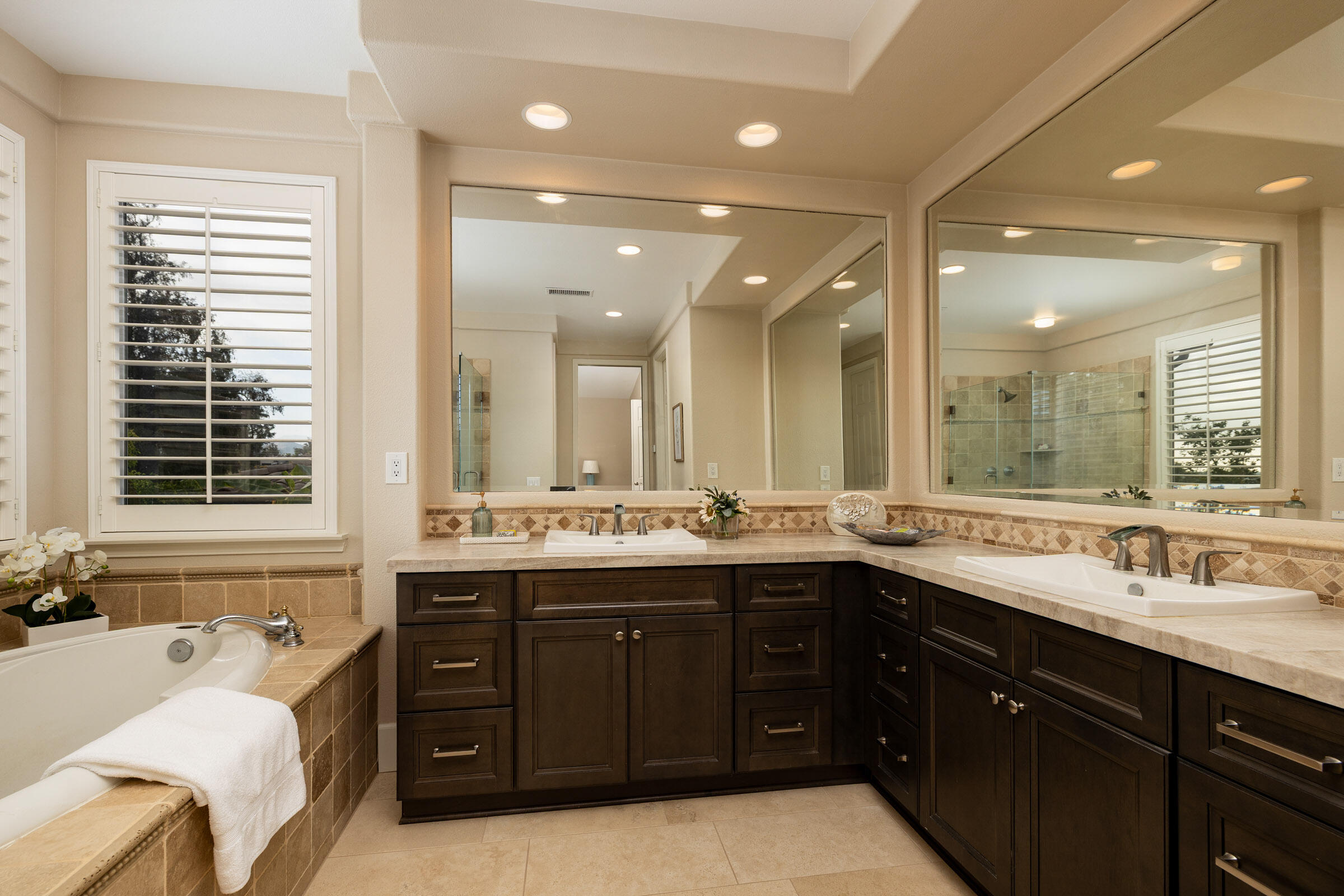 Camarillo, California 93010, United States, 5 Bedrooms Bedrooms, ,5 BathroomsBathrooms,Residential,Active,234711