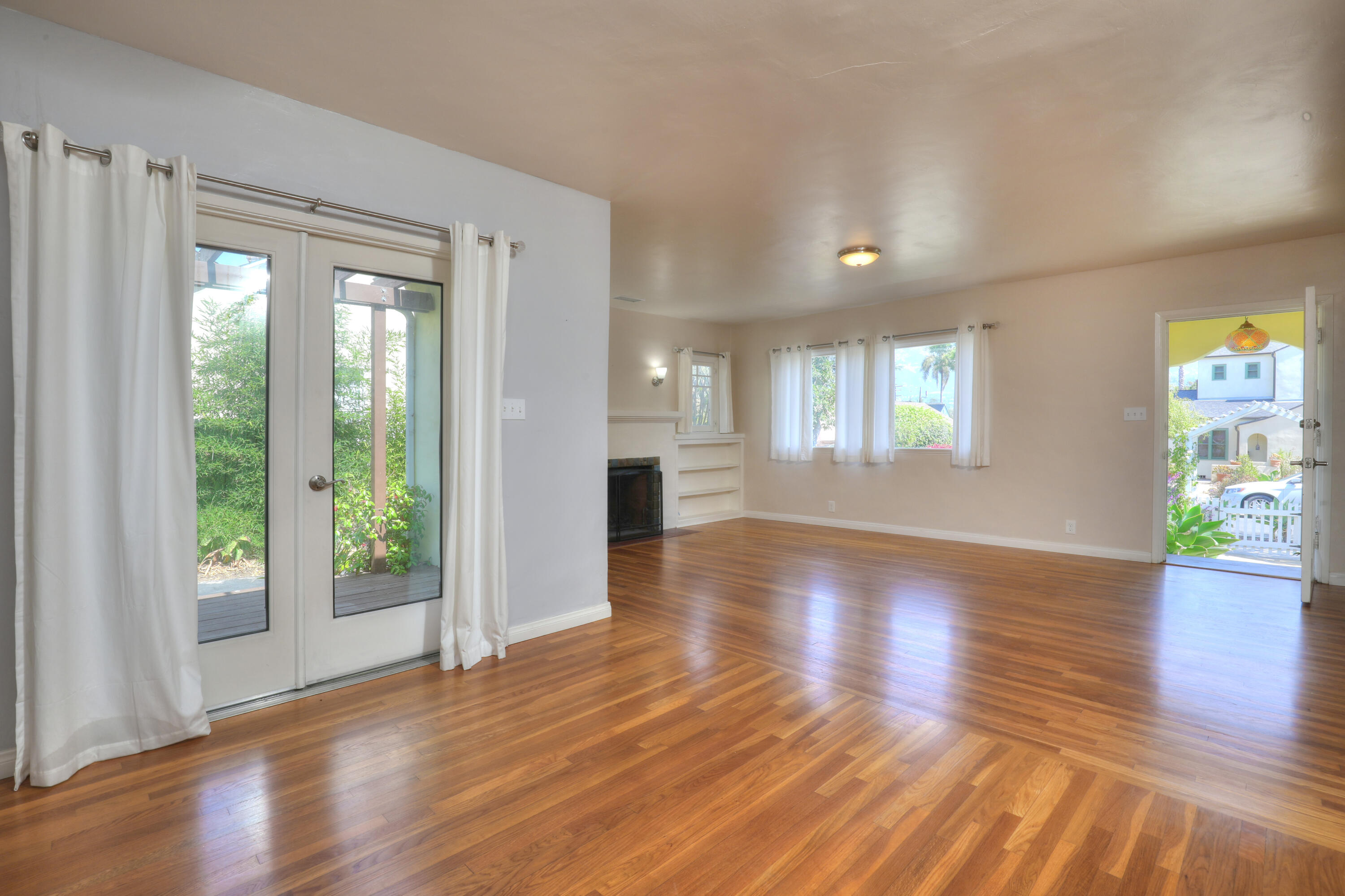 Santa Barbara, California 93101, United States, 3 Bedrooms Bedrooms, ,2 BathroomsBathrooms,Residential,Active,165899