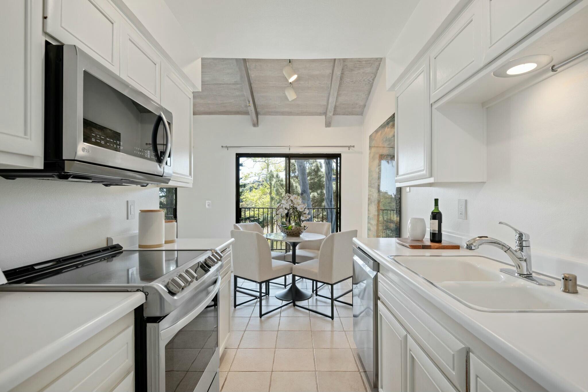 Santa Barbara, California 93109, United States, 2 Bedrooms Bedrooms, ,2 BathroomsBathrooms,Residential,Active,98777
