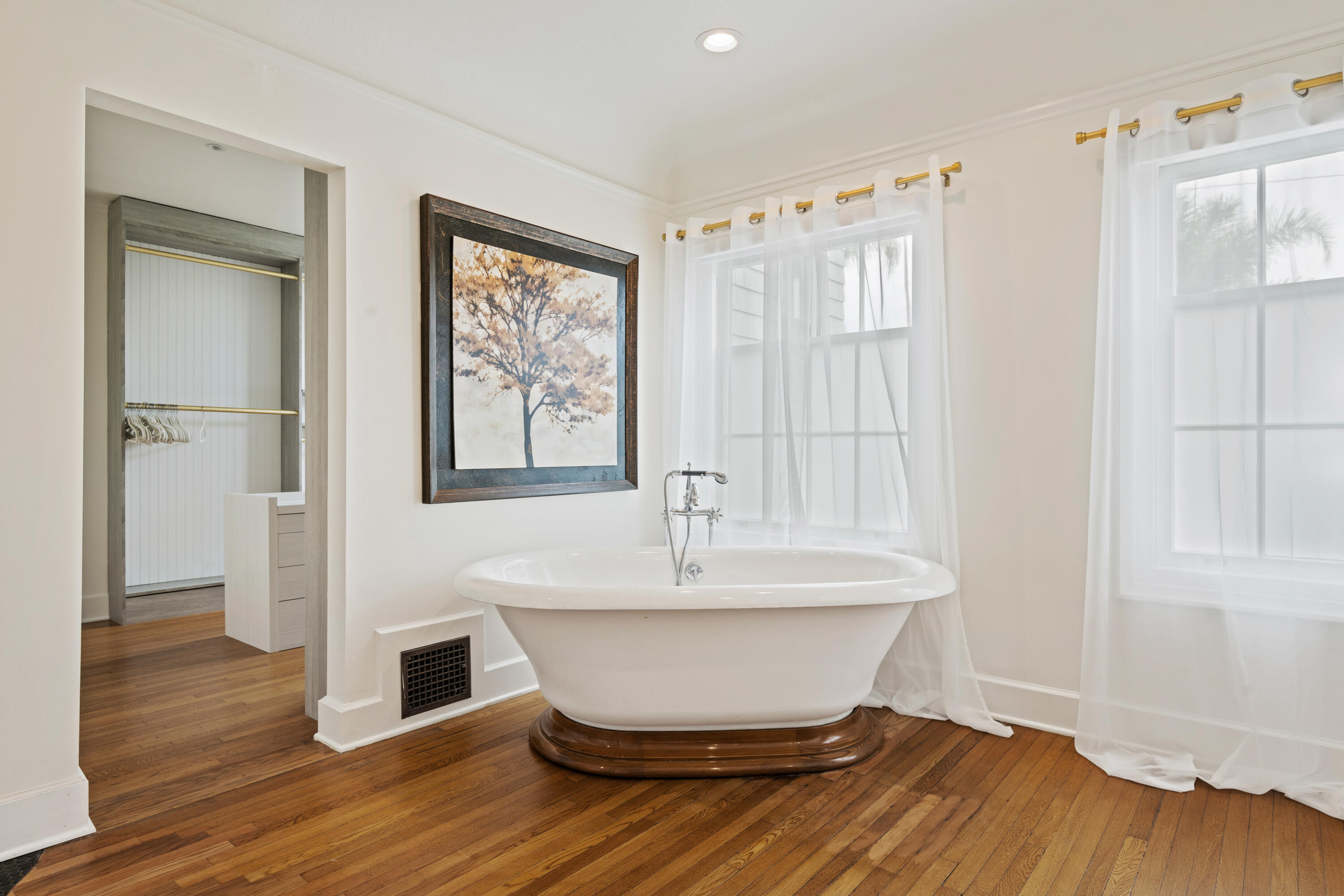 Santa Barbara, California 93101, United States, 5 Bedrooms Bedrooms, ,5 BathroomsBathrooms,Residential,Active,184544