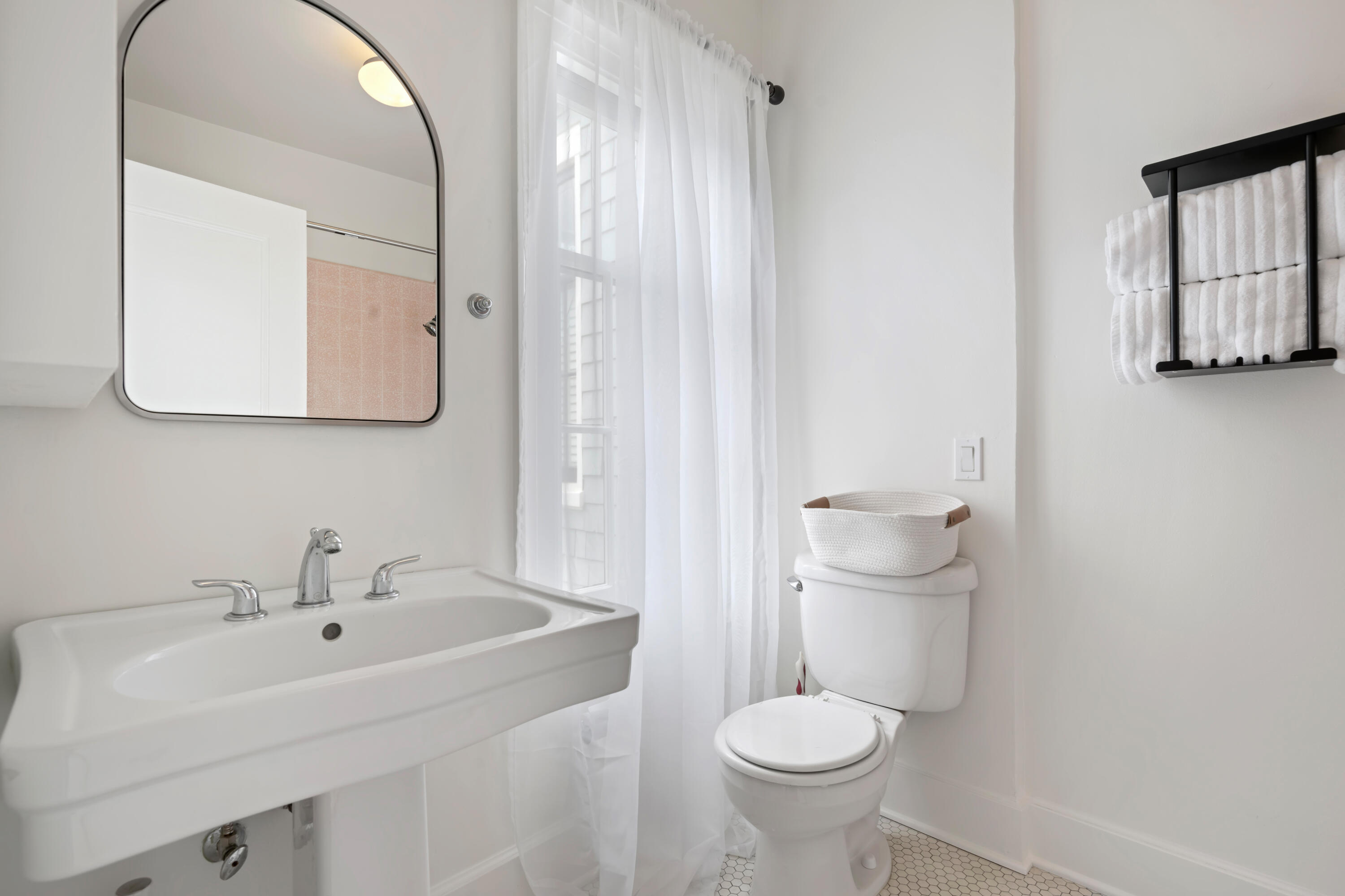 Santa Barbara, California 93101, United States, 5 Bedrooms Bedrooms, ,5 BathroomsBathrooms,Residential,Active,184544