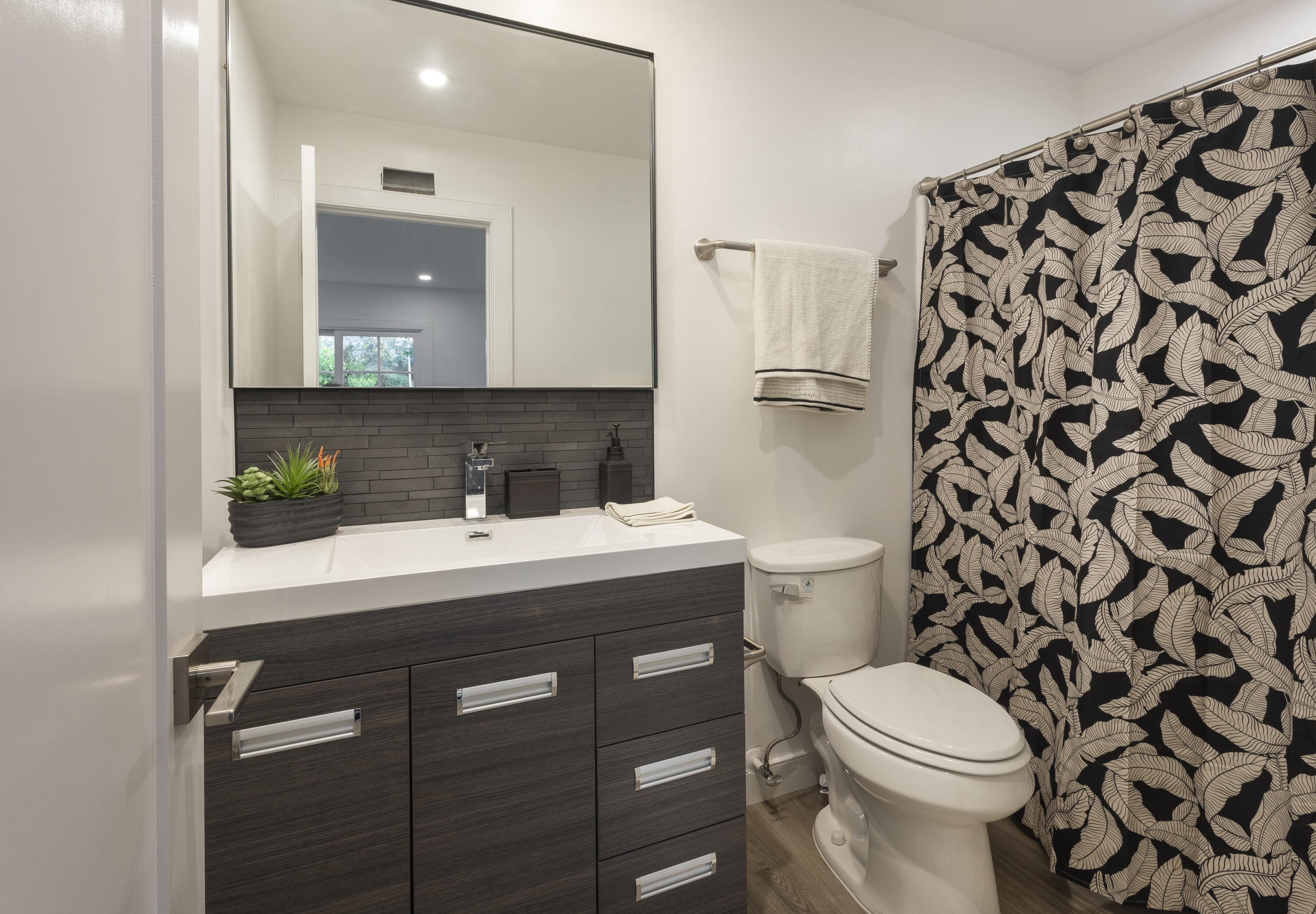 Goleta, California 93117, United States, 4 Bedrooms Bedrooms, ,2 BathroomsBathrooms,Residential,Active,216347