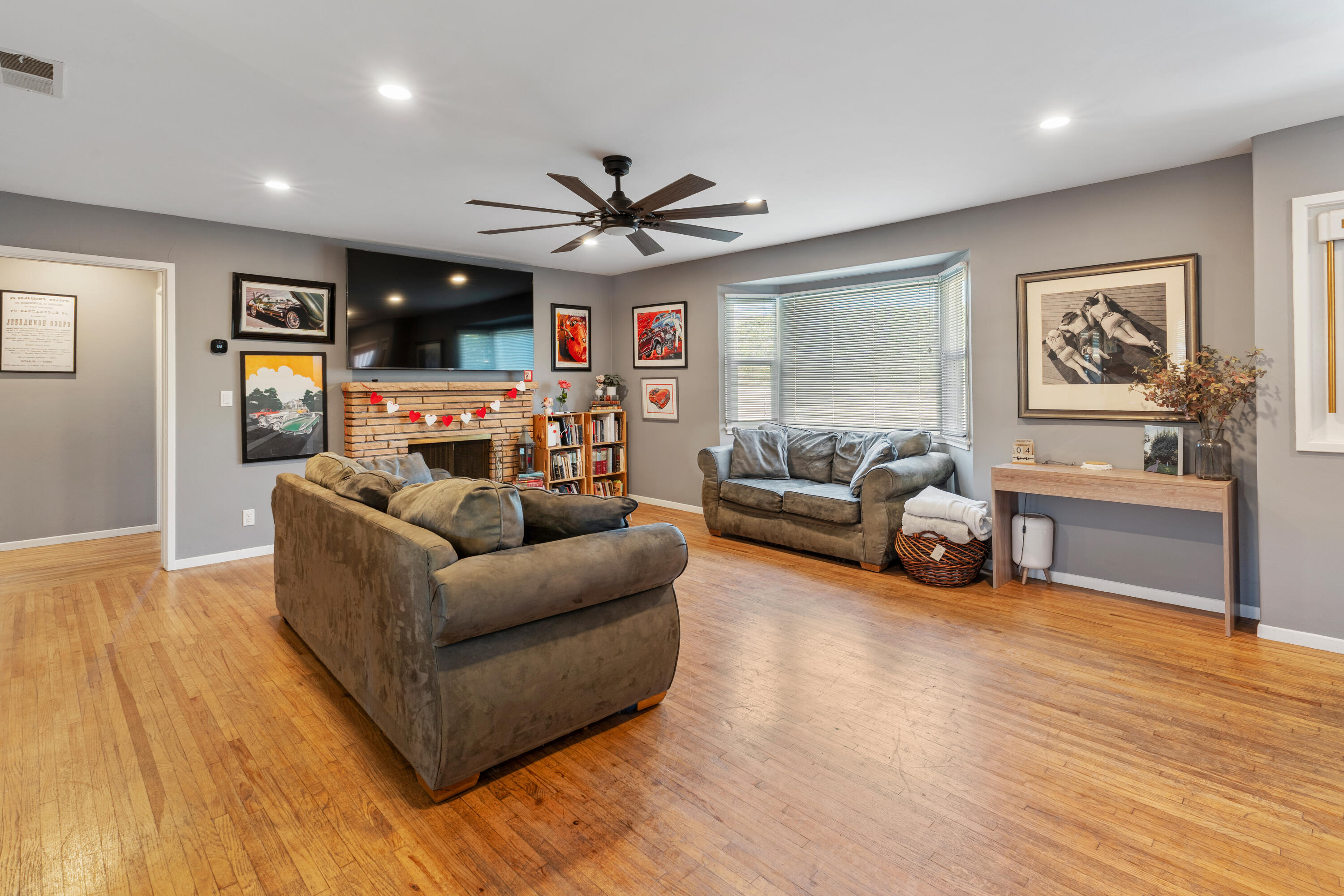 4593 Hollister Avenue