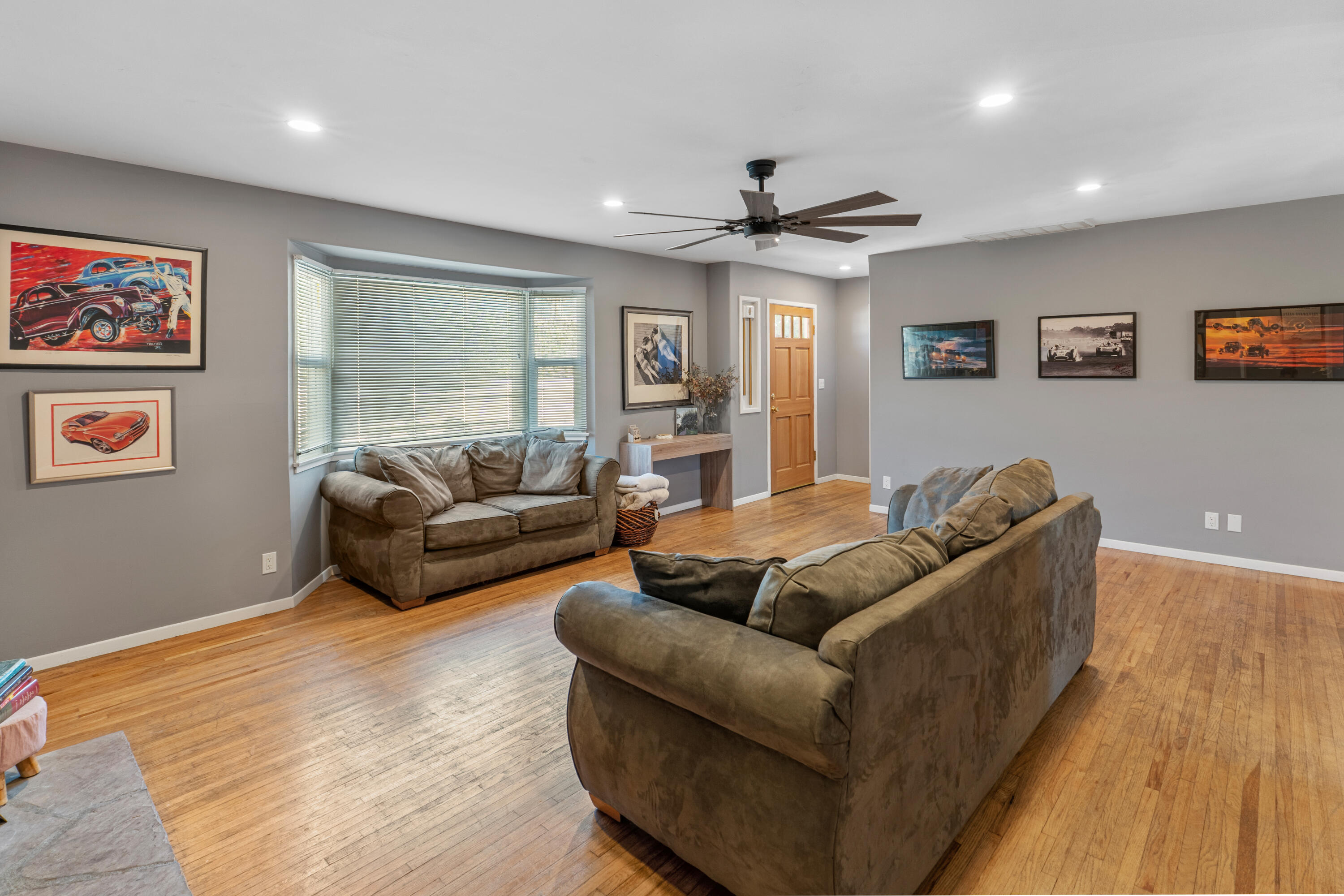 4593 Hollister Avenue