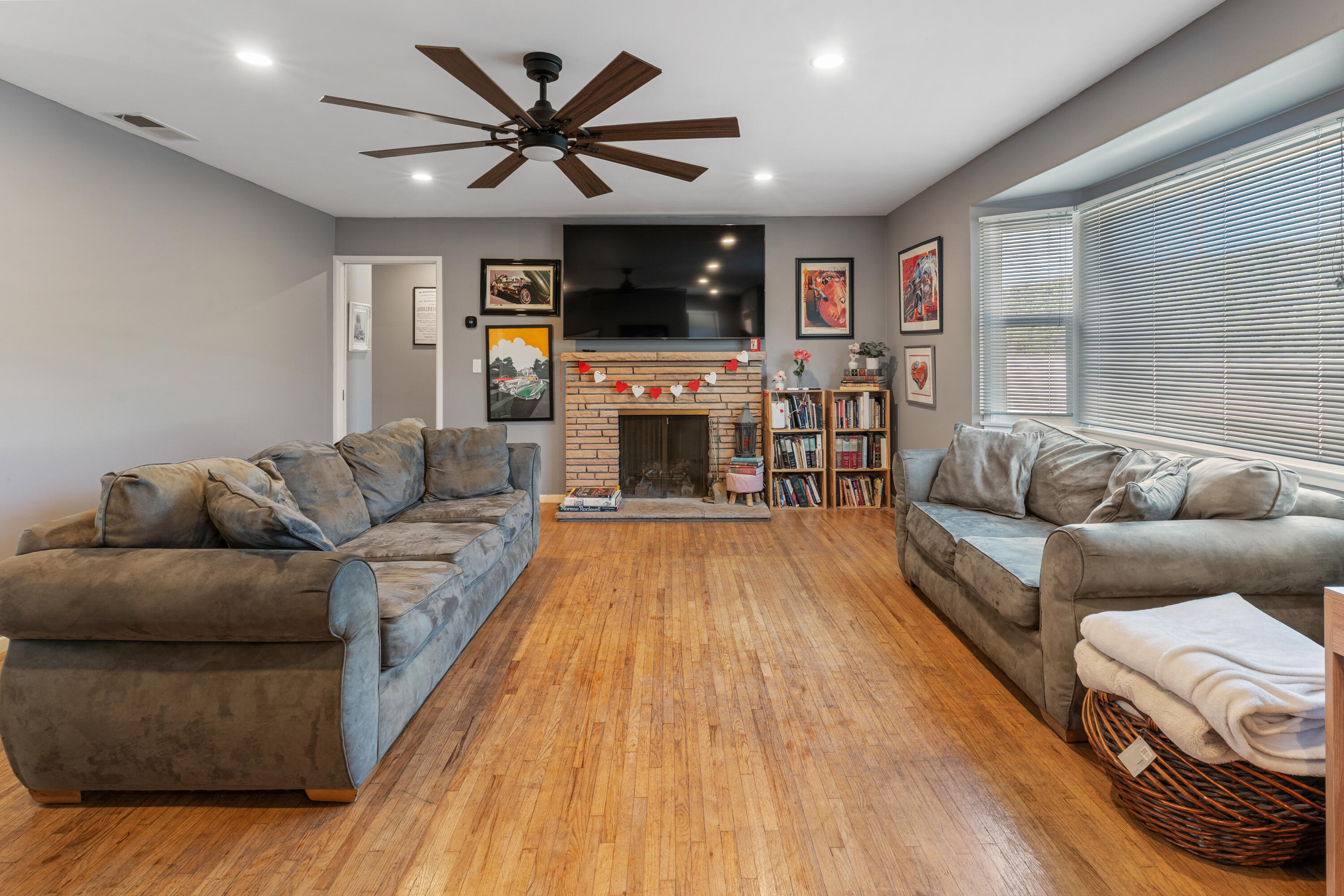 4593 Hollister Avenue