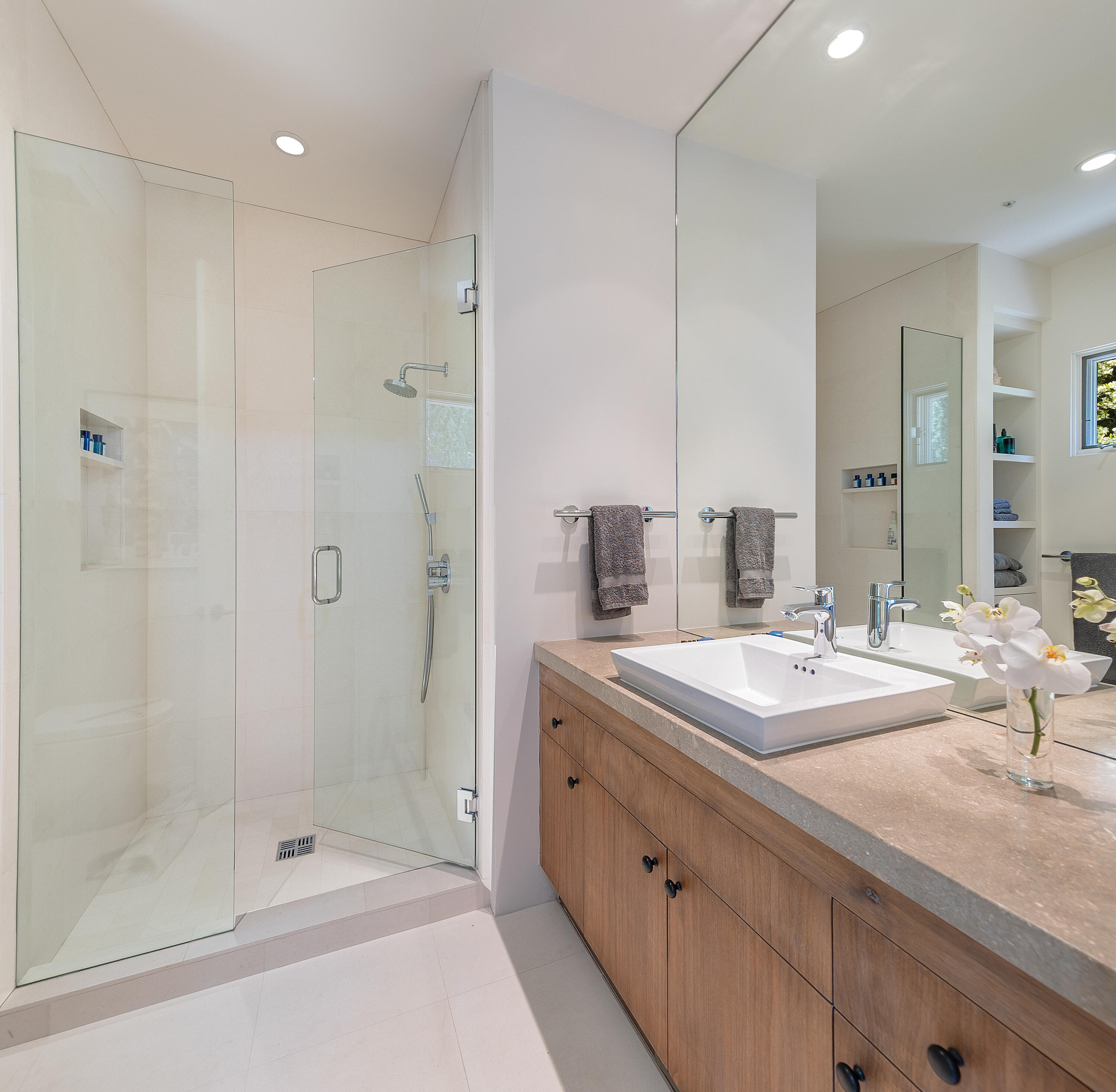 Montecito, California 93108, United States, 4 Bedrooms Bedrooms, ,4 BathroomsBathrooms,Residential,Active,152131