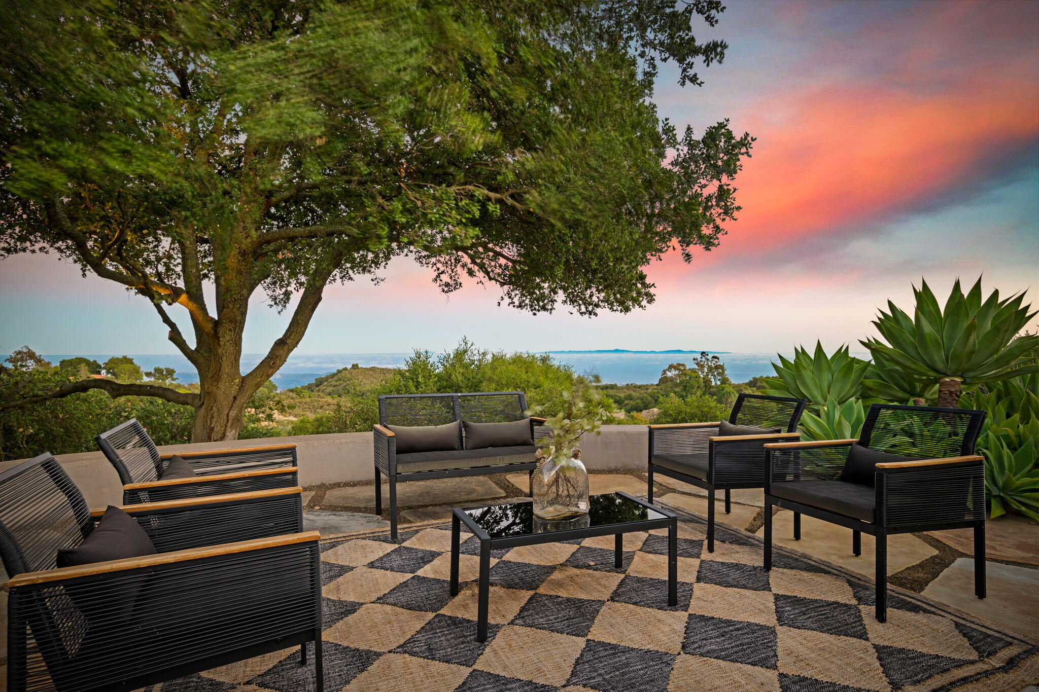 Santa Barbara, California 93105, United States, 2 Bedrooms Bedrooms, ,2 BathroomsBathrooms,Residential,Active,166372