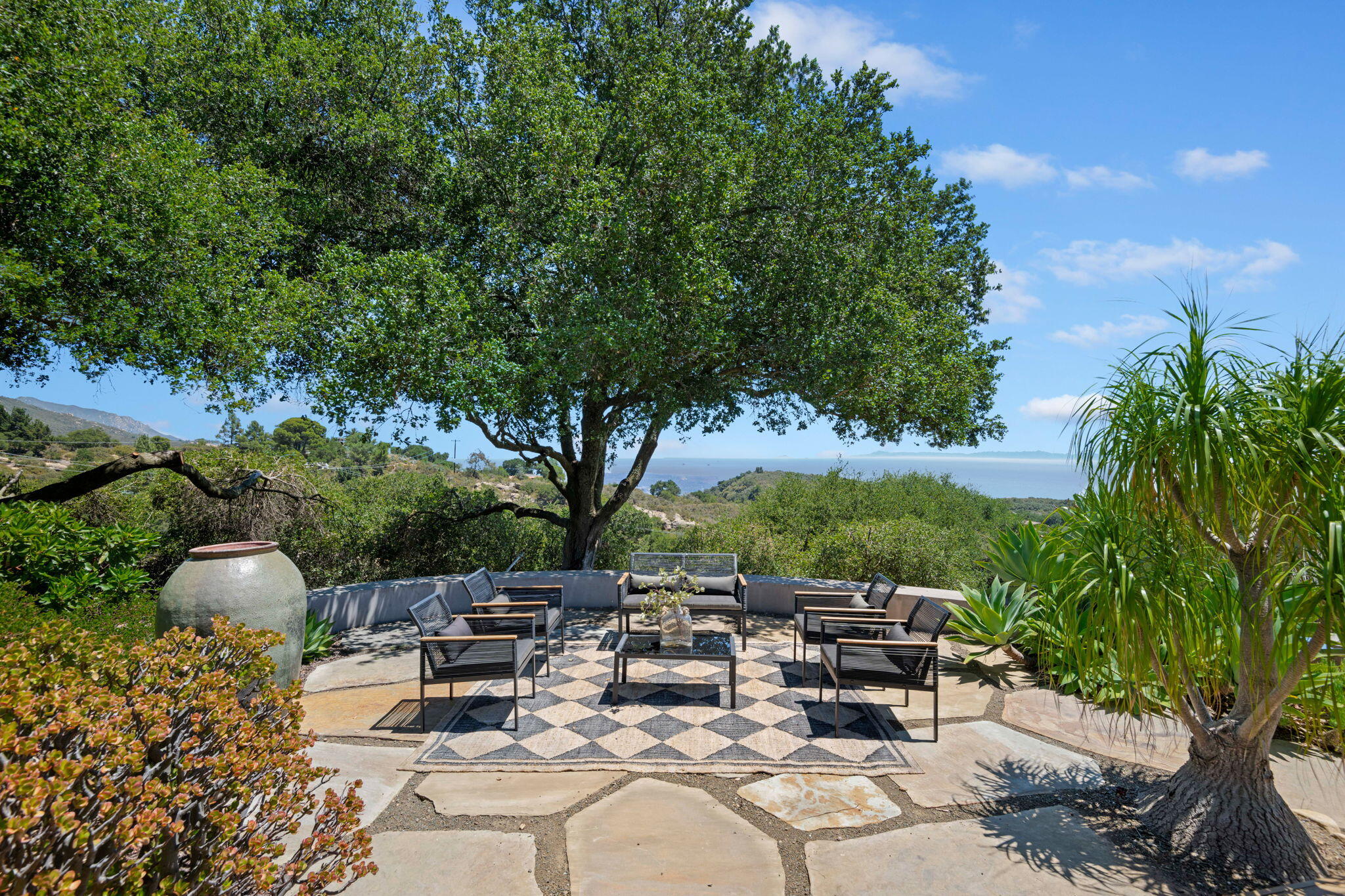 Santa Barbara, California 93105, United States, 2 Bedrooms Bedrooms, ,2 BathroomsBathrooms,Residential,Active,166372