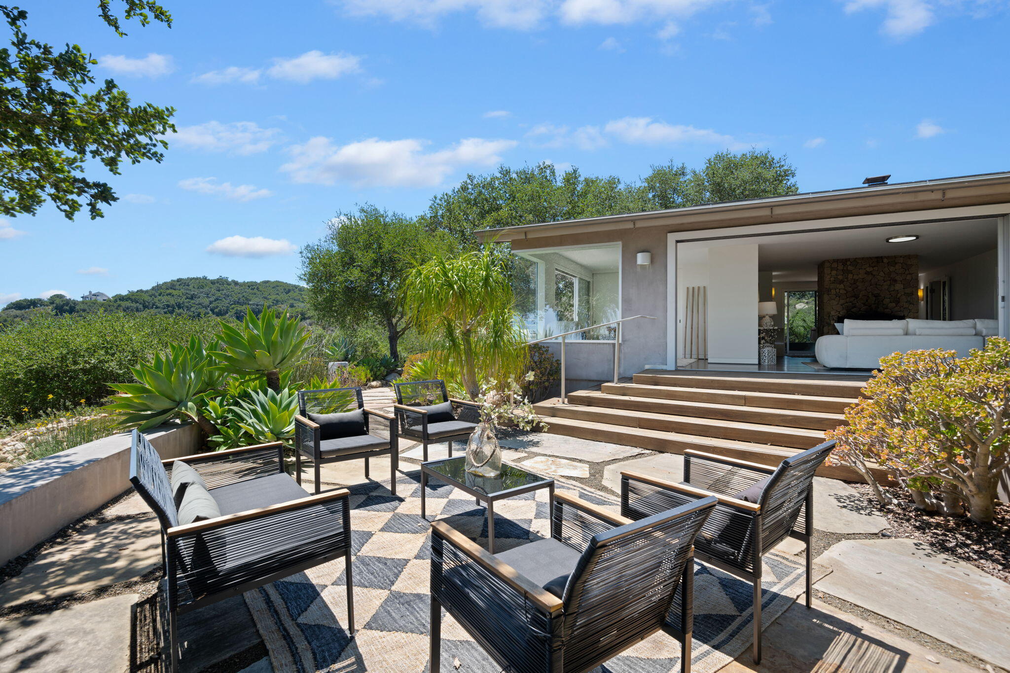 Santa Barbara, California 93105, United States, 2 Bedrooms Bedrooms, ,2 BathroomsBathrooms,Residential,Active,166372