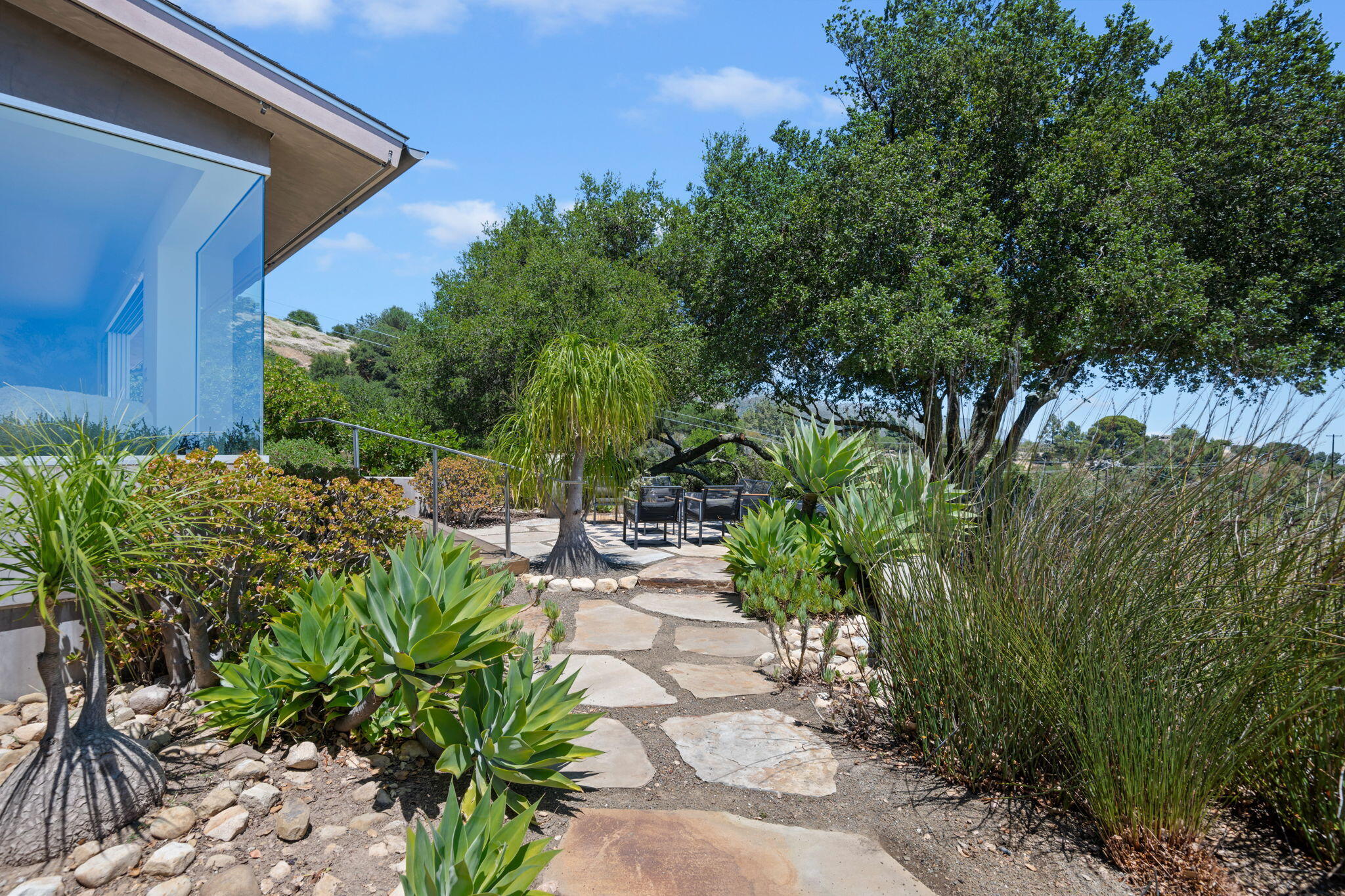 Santa Barbara, California 93105, United States, 2 Bedrooms Bedrooms, ,2 BathroomsBathrooms,Residential,Active,166372