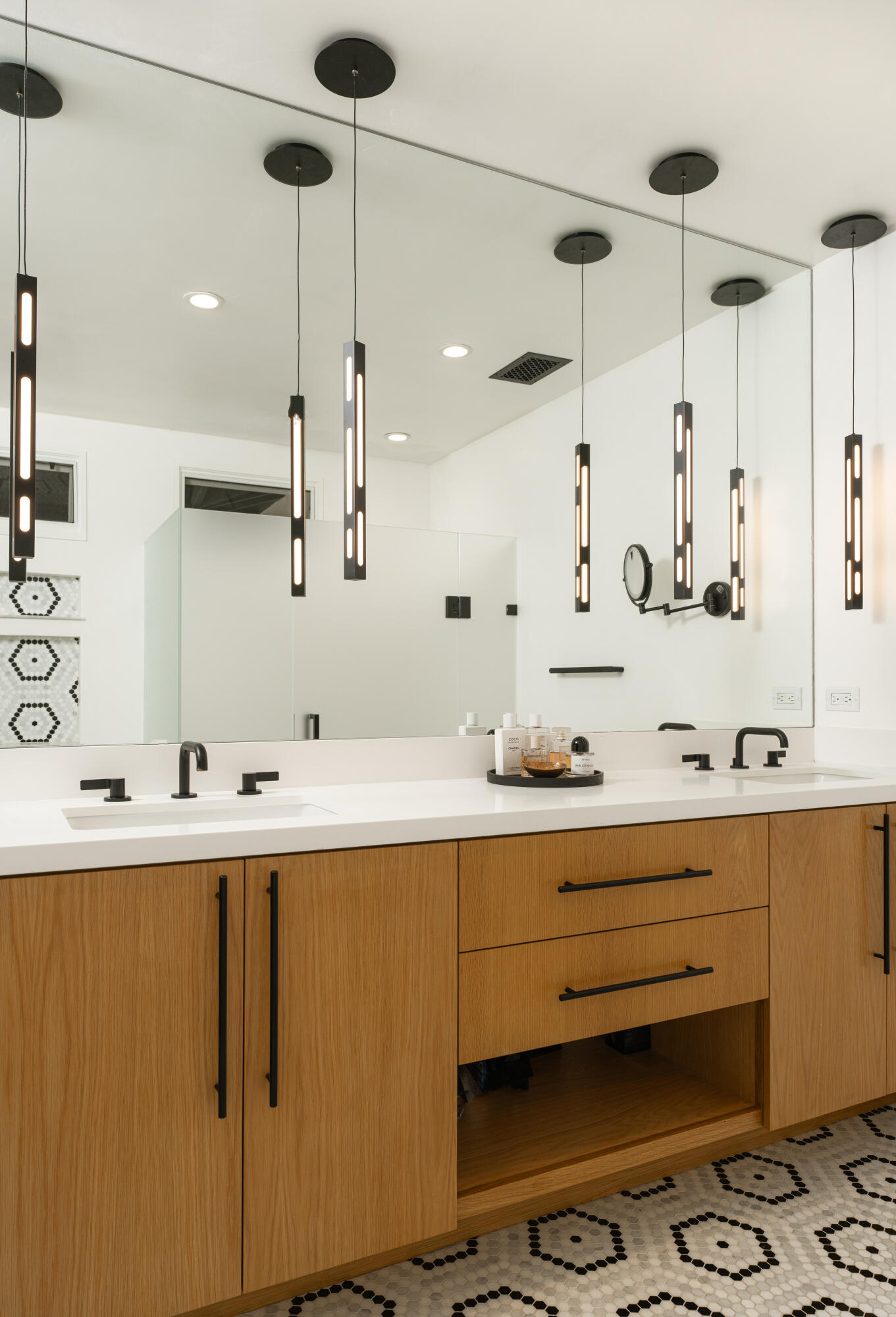 Montecito, California 93108, United States, 3 Bedrooms Bedrooms, ,3 BathroomsBathrooms,Residential,Pending,11425