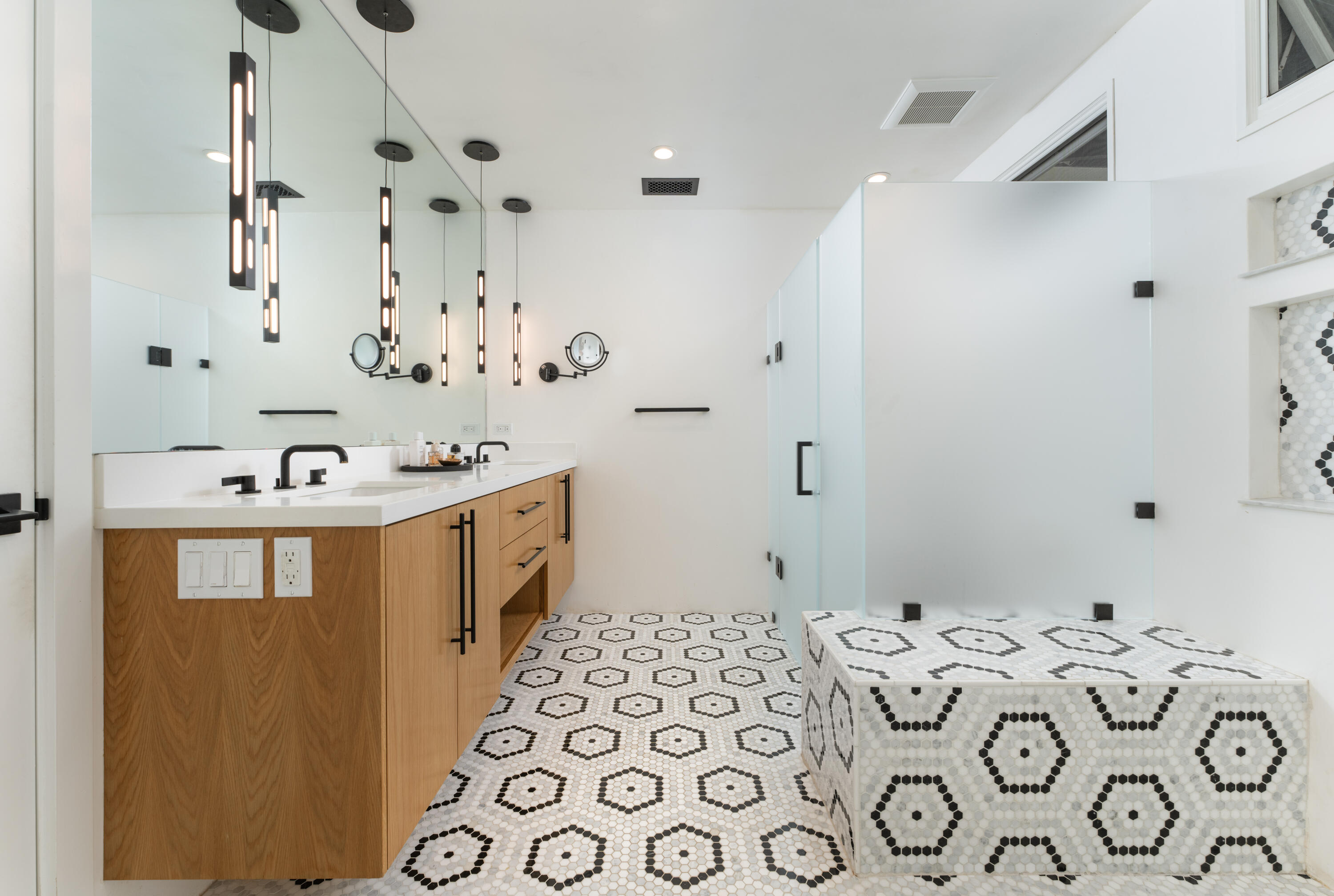 Montecito, California 93108, United States, 3 Bedrooms Bedrooms, ,3 BathroomsBathrooms,Residential,Pending,11425