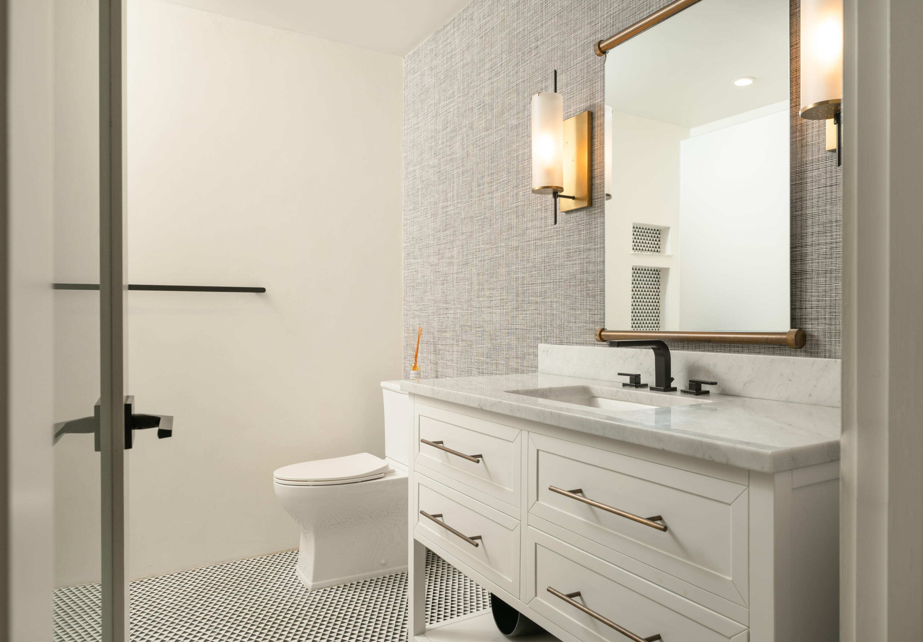 Montecito, California 93108, United States, 3 Bedrooms Bedrooms, ,3 BathroomsBathrooms,Residential,Pending,11425