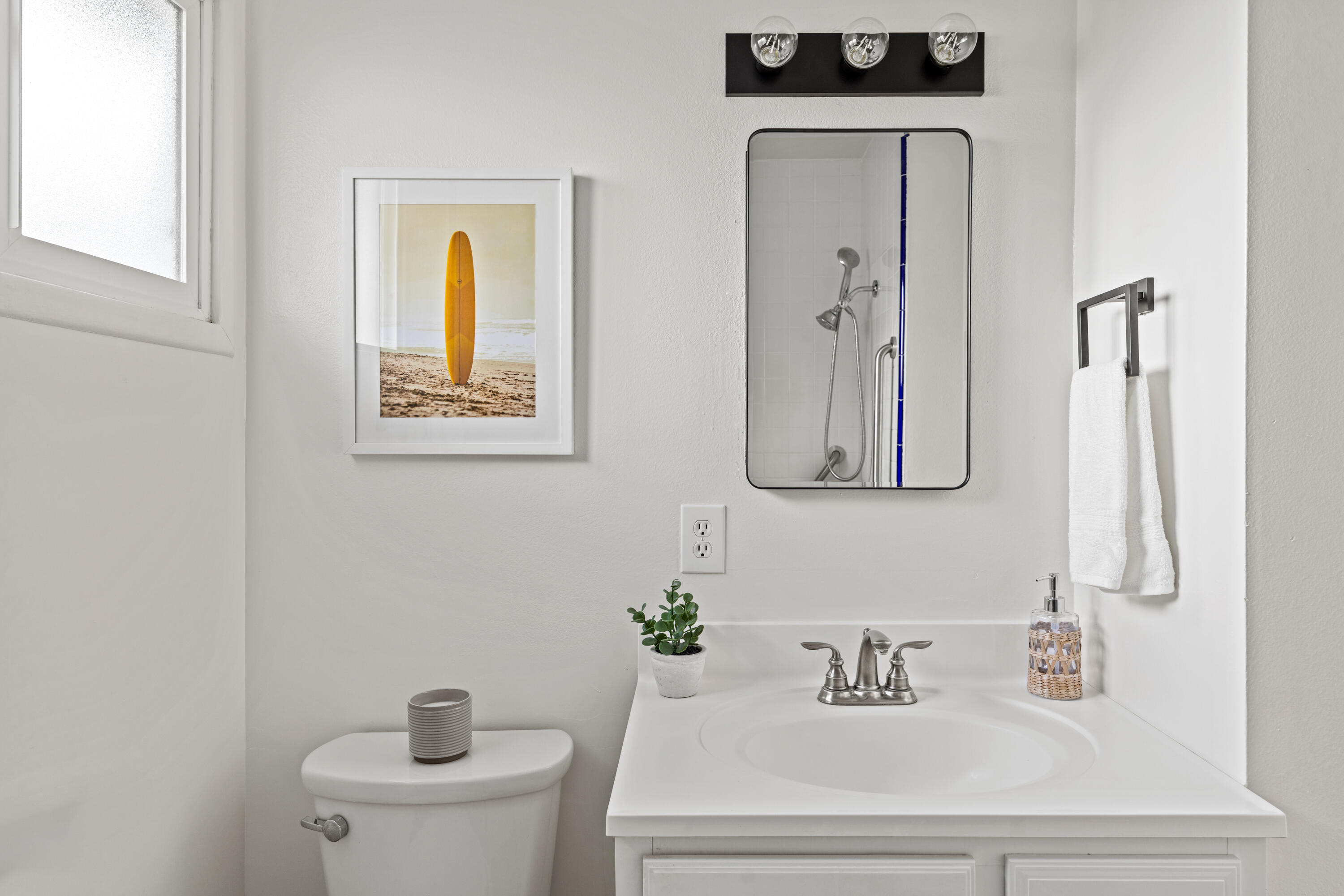 Santa Barbara, California 93111, United States, 3 Bedrooms Bedrooms, ,2 BathroomsBathrooms,Residential,Pending,129442