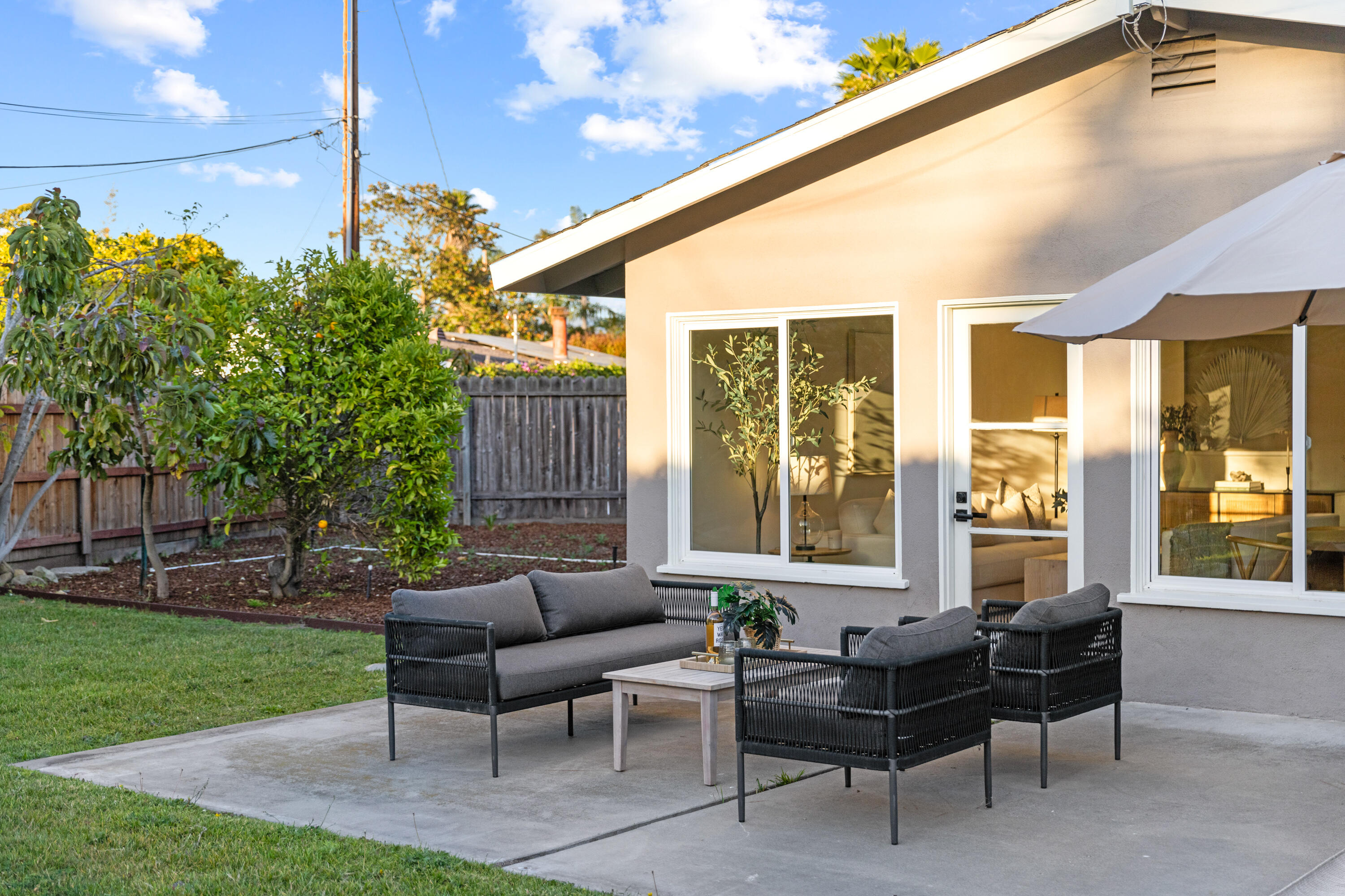 Santa Barbara, California 93111, United States, 3 Bedrooms Bedrooms, ,2 BathroomsBathrooms,Residential,Pending,129442