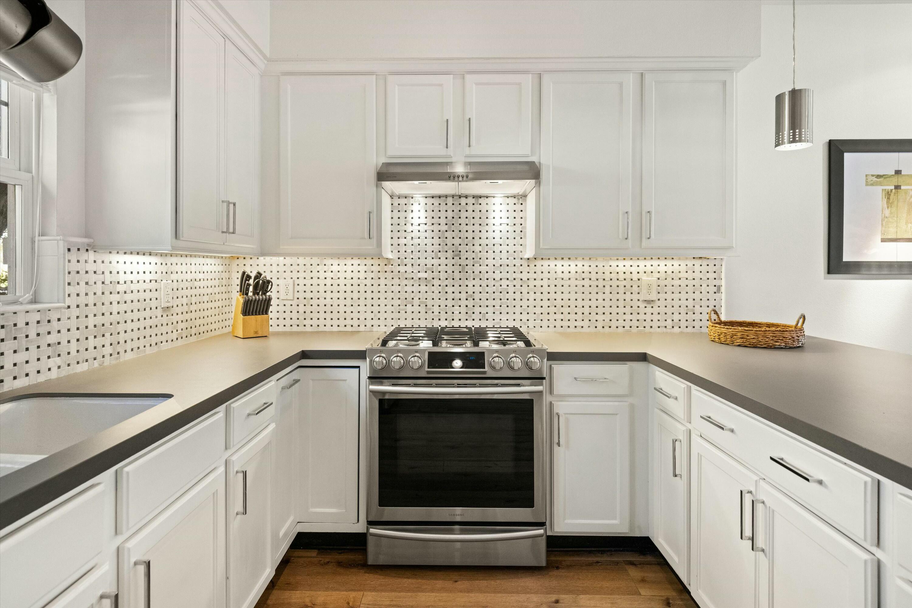 Santa Barbara, California 93101, United States, 2 Bedrooms Bedrooms, ,3 BathroomsBathrooms,Residential,Pending,105596