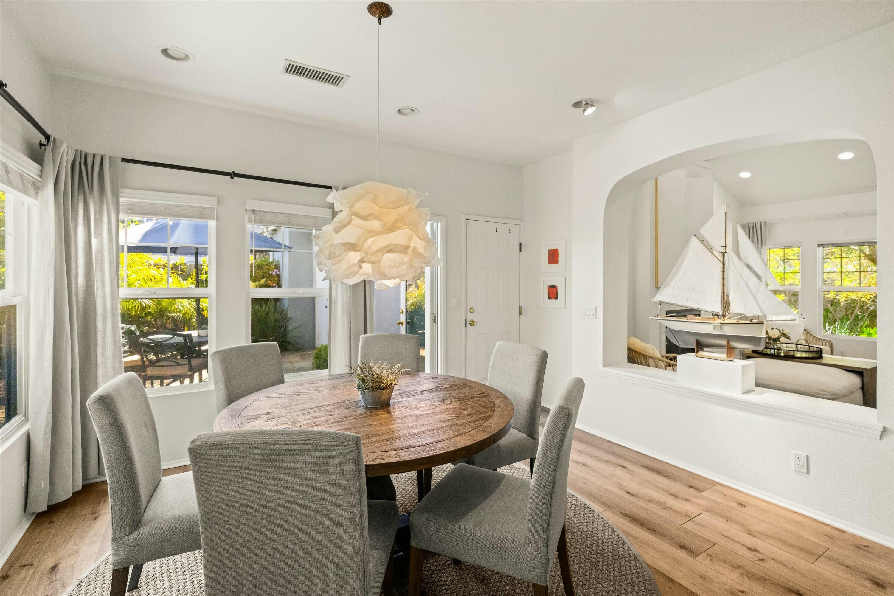 Santa Barbara, California 93101, United States, 2 Bedrooms Bedrooms, ,3 BathroomsBathrooms,Residential,Pending,105596