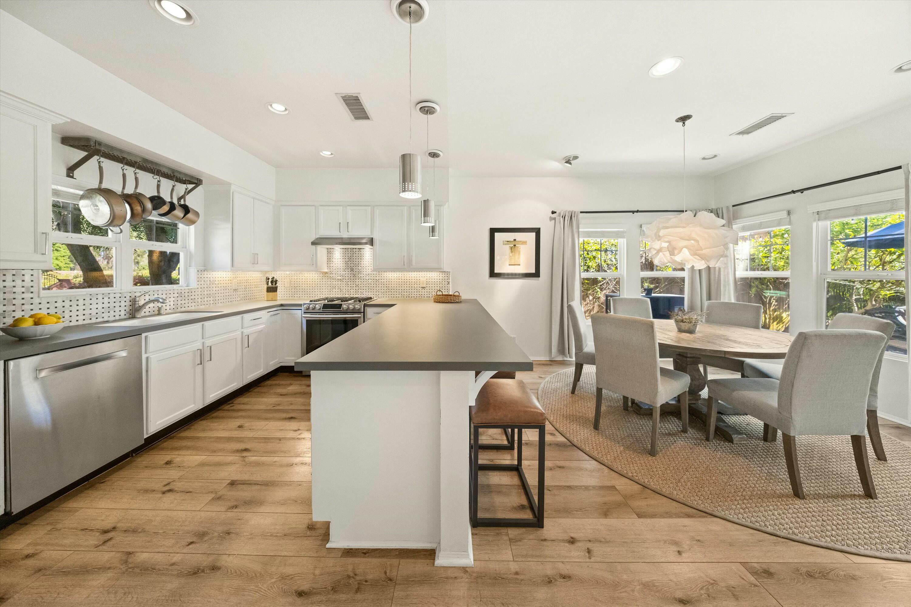 Santa Barbara, California 93101, United States, 2 Bedrooms Bedrooms, ,3 BathroomsBathrooms,Residential,Pending,105596