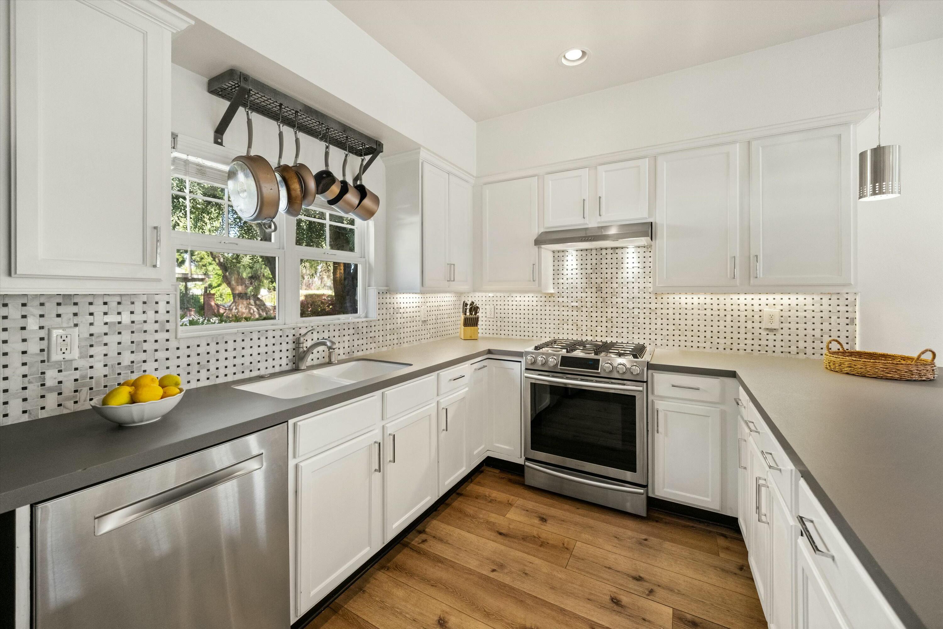 Santa Barbara, California 93101, United States, 2 Bedrooms Bedrooms, ,3 BathroomsBathrooms,Residential,Pending,105596