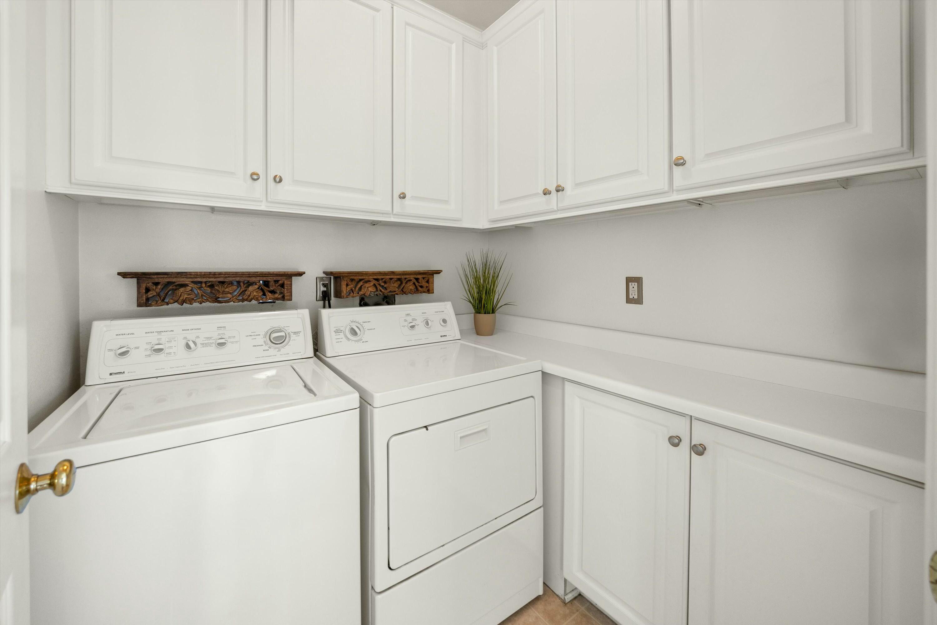 Santa Barbara, California 93101, United States, 2 Bedrooms Bedrooms, ,3 BathroomsBathrooms,Residential,Pending,105596