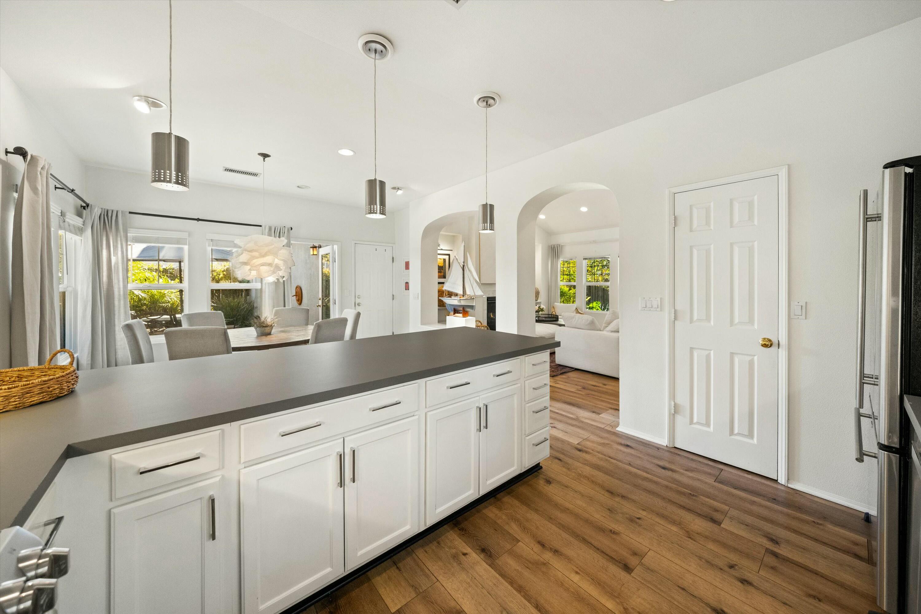 Santa Barbara, California 93101, United States, 2 Bedrooms Bedrooms, ,3 BathroomsBathrooms,Residential,Pending,105596