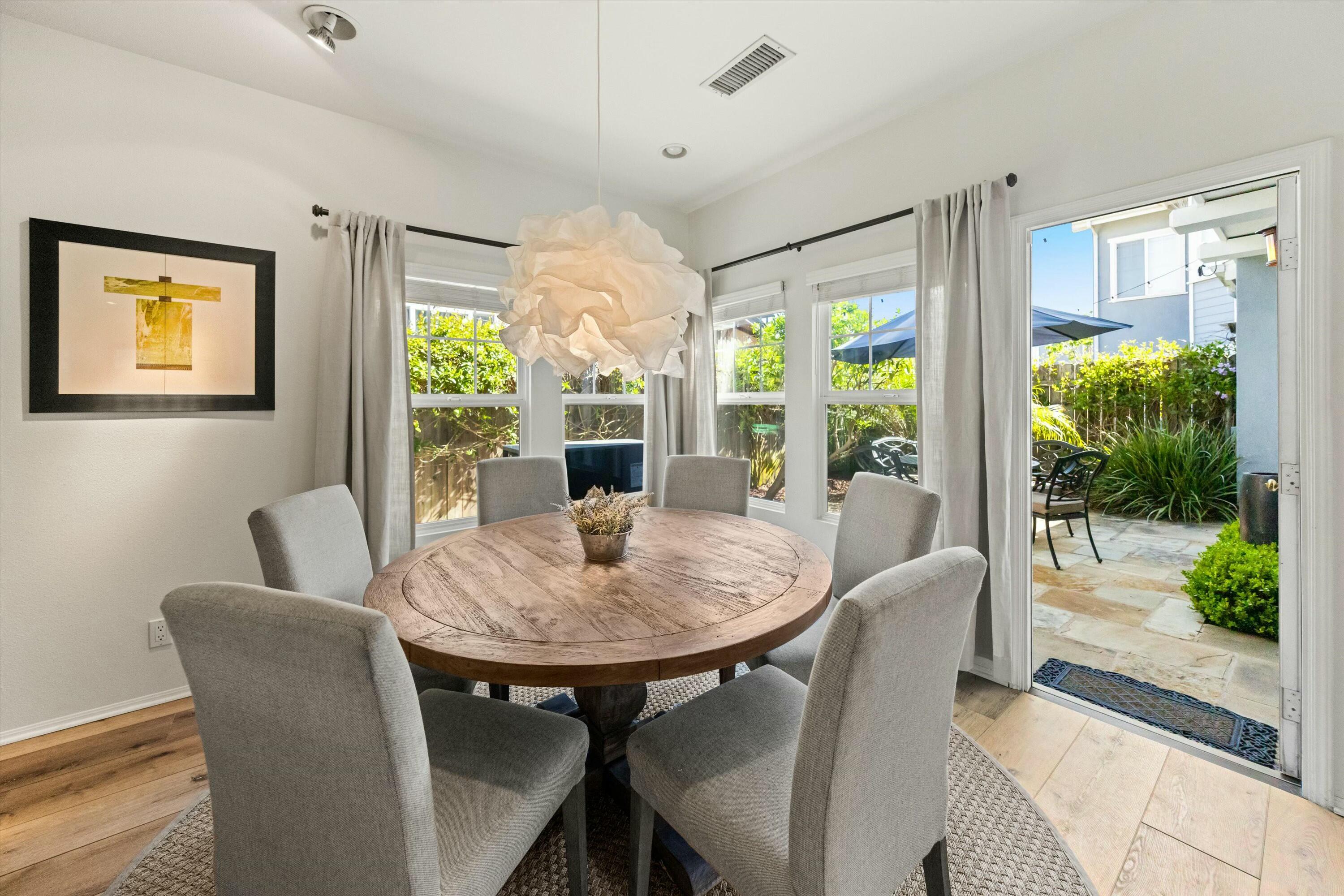 Santa Barbara, California 93101, United States, 2 Bedrooms Bedrooms, ,3 BathroomsBathrooms,Residential,Pending,105596