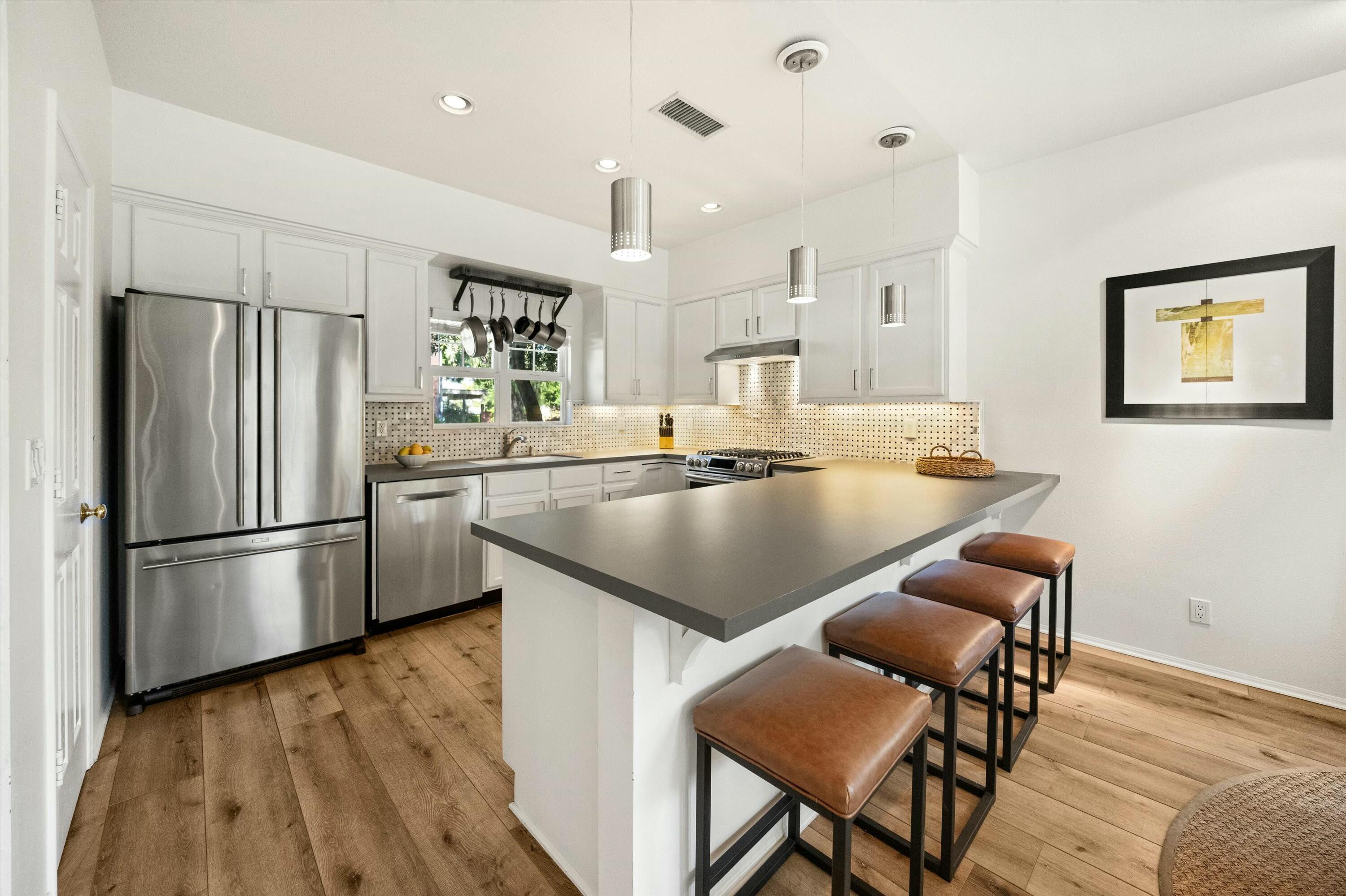 Santa Barbara, California 93101, United States, 2 Bedrooms Bedrooms, ,3 BathroomsBathrooms,Residential,Pending,105596